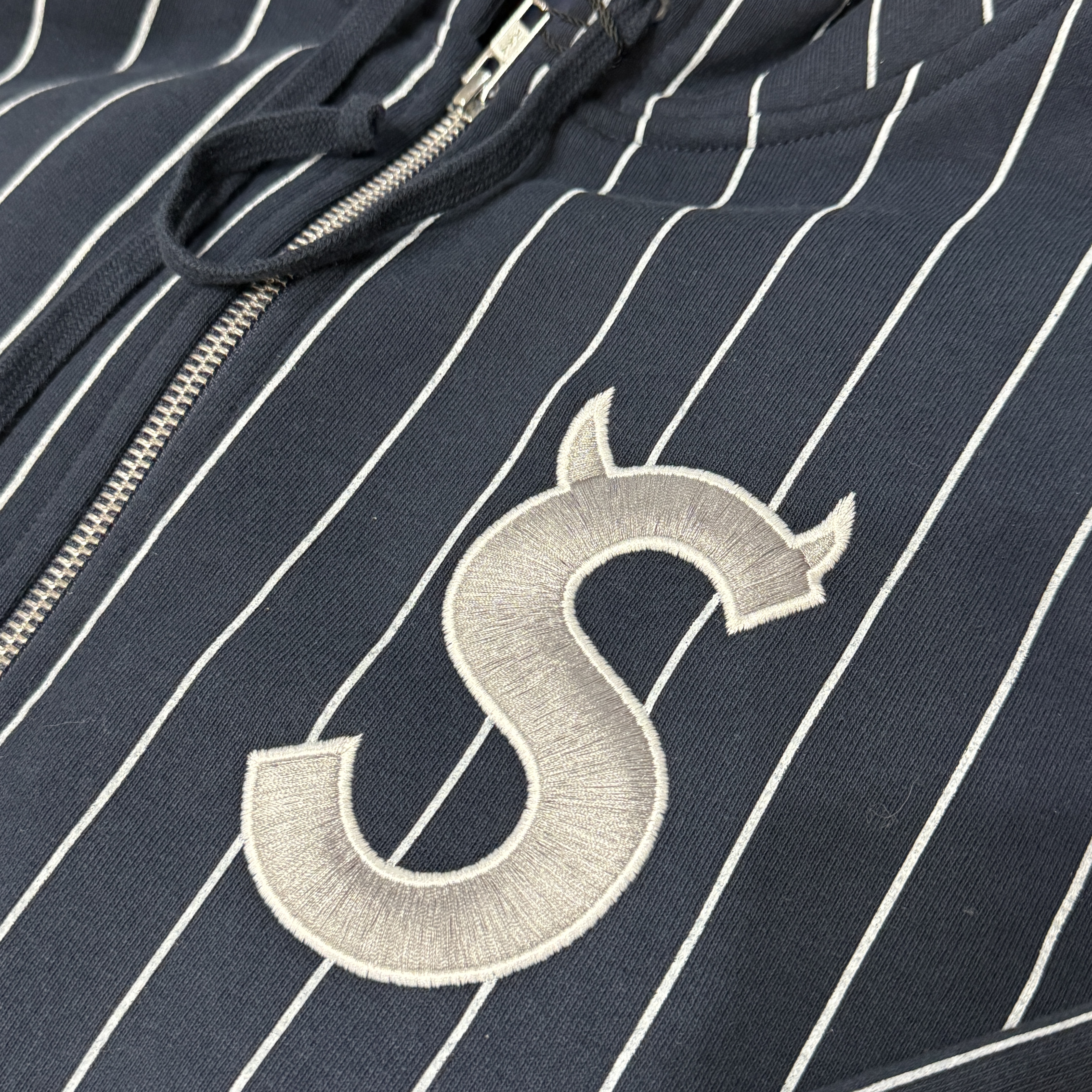 Supreme Devil S Logo Zip Up Hooded Sweatshirt Stripe - 26SS 착용 스타일