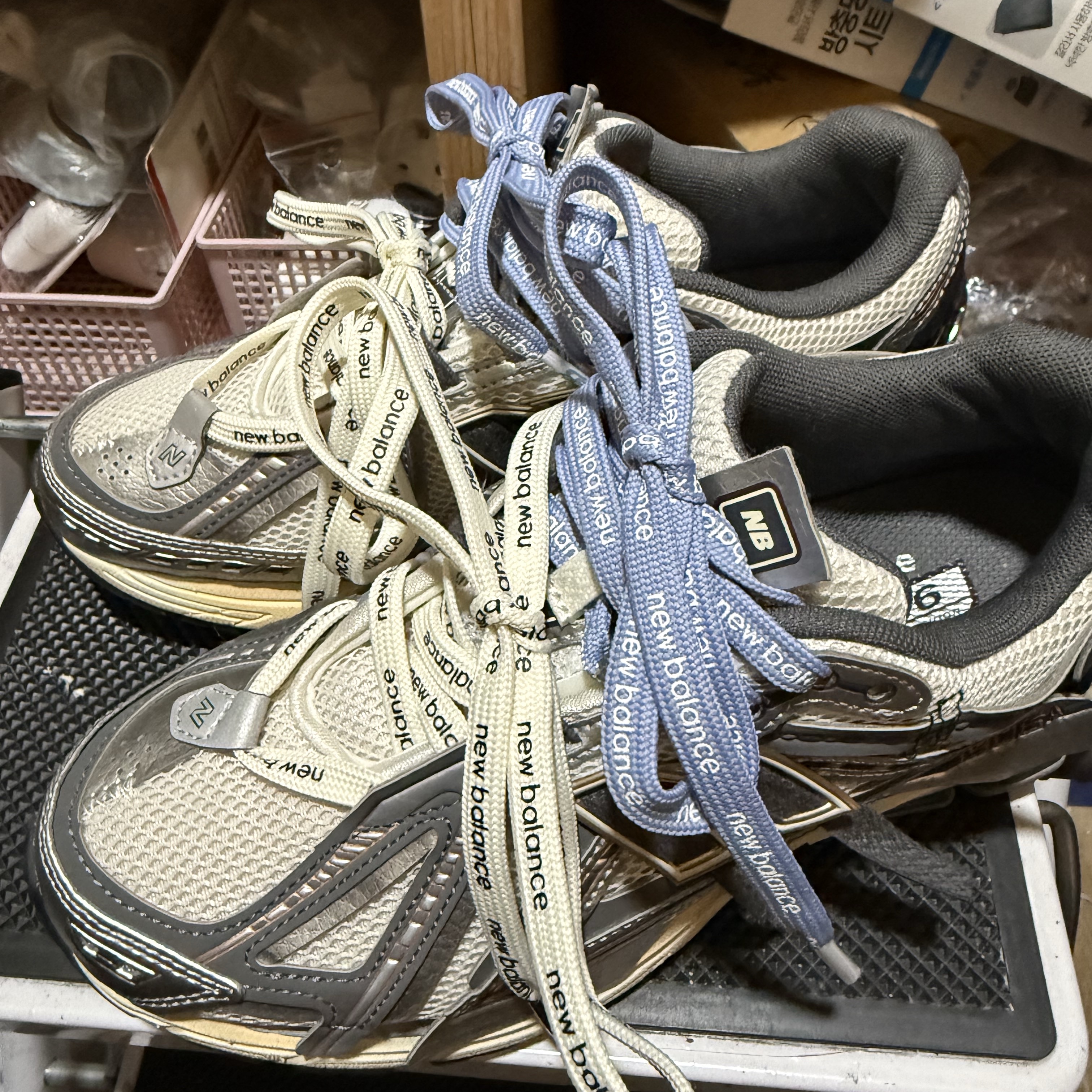 New Balance 1906A Silver Metallic Castlerock 착용 스타일