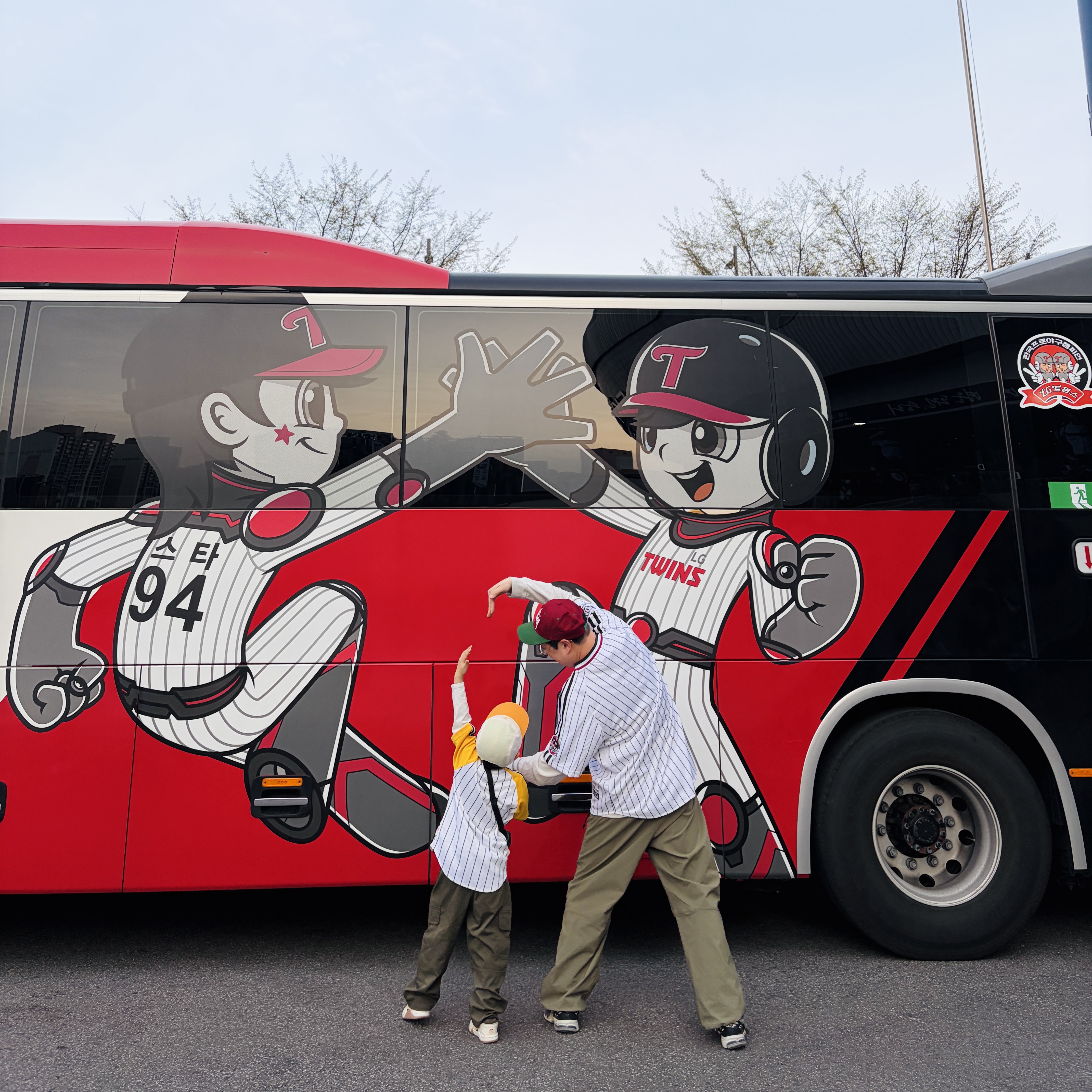 (TD) Jordan x Travis Scott Jumpman Jack TR Sail and Dark Mocha, BDNS x LG TWINS Classic Logo Stripe Baseball Jersey White (Non Marking Ver.) 착용 스타일 - 7