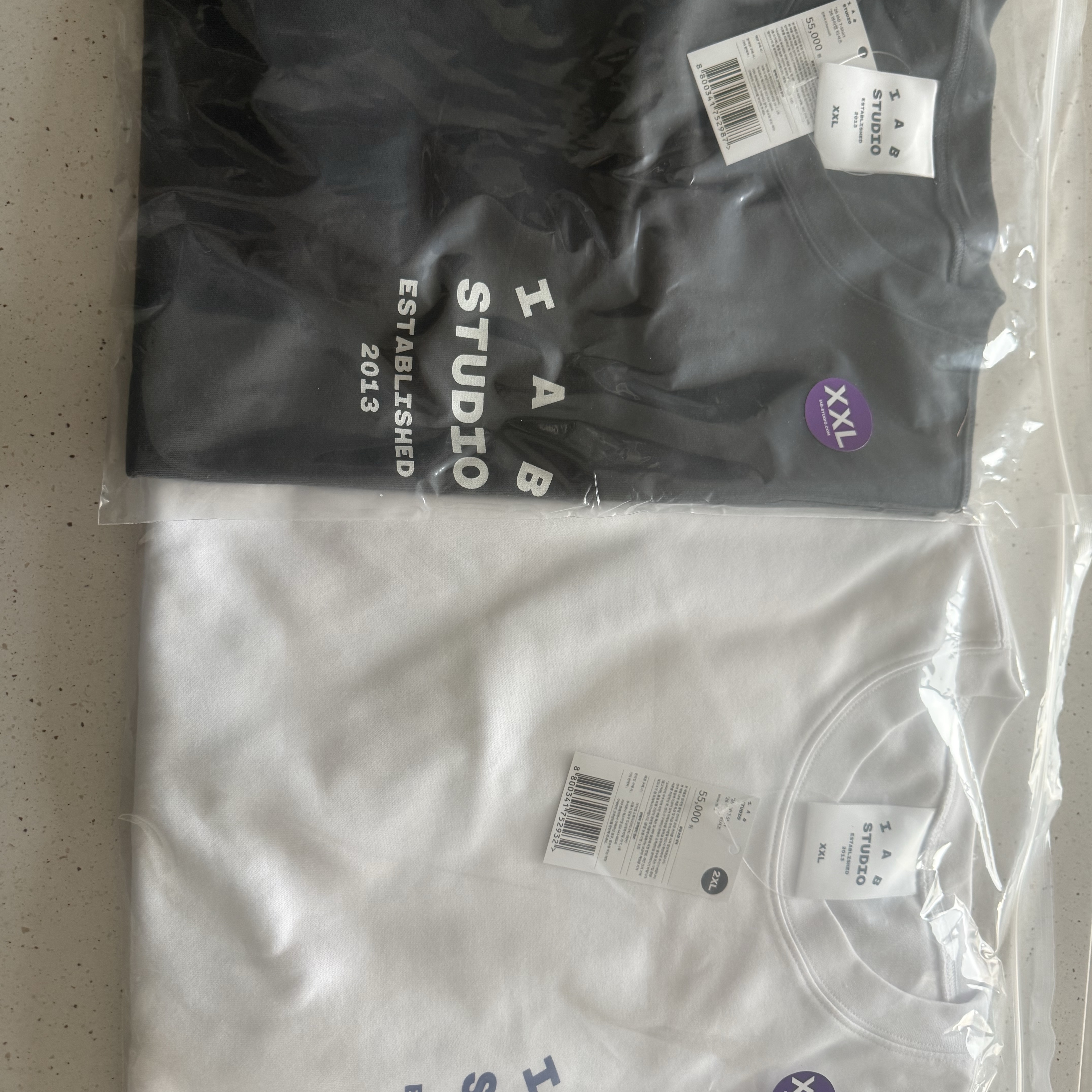 IAB Studio 26 IAB T-Shirt Charcoal White, IAB Studio 26 IAB T-Shirt White Navy 착용 스타일