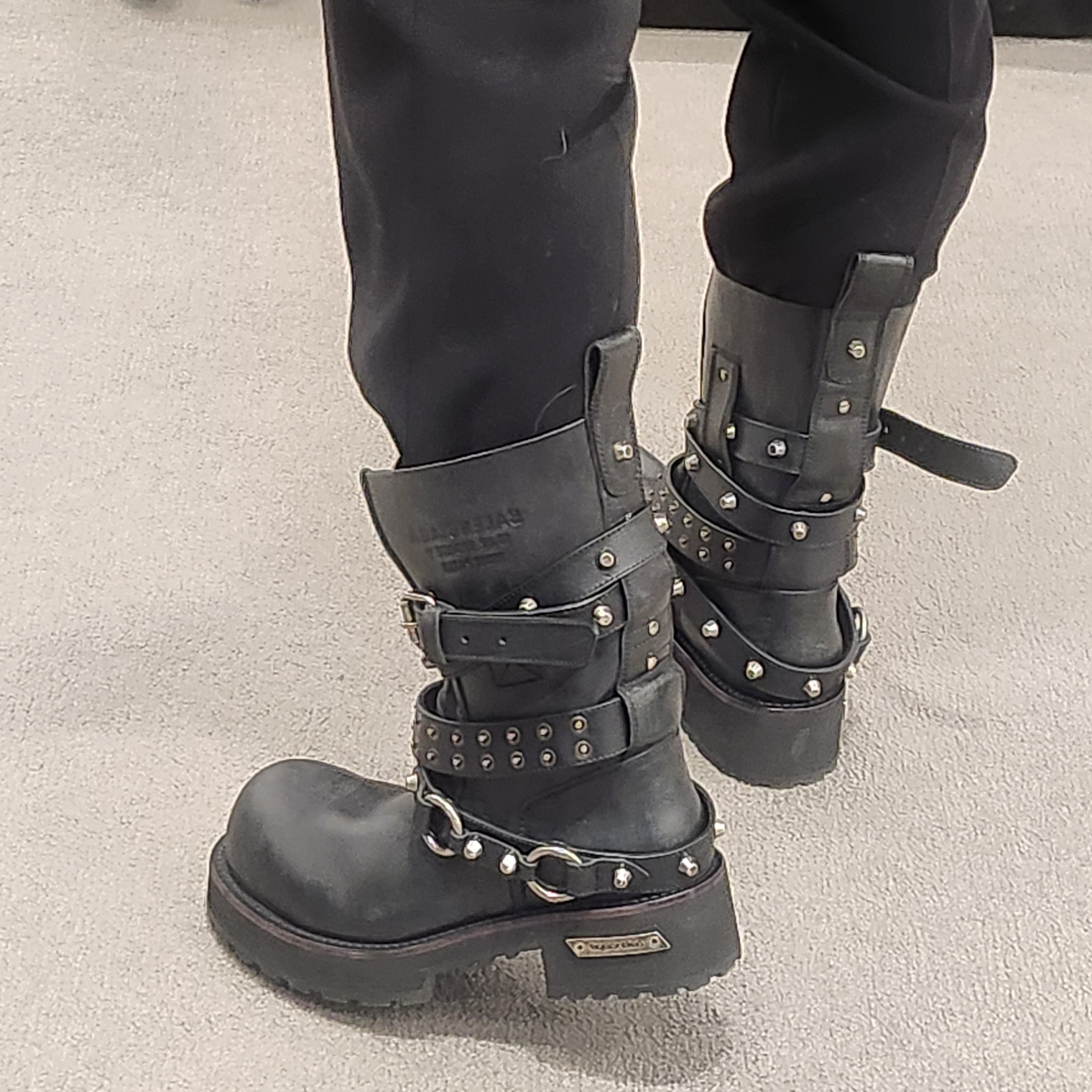 Balenciaga Venom City Bootie In Black 착용 스타일 - 2