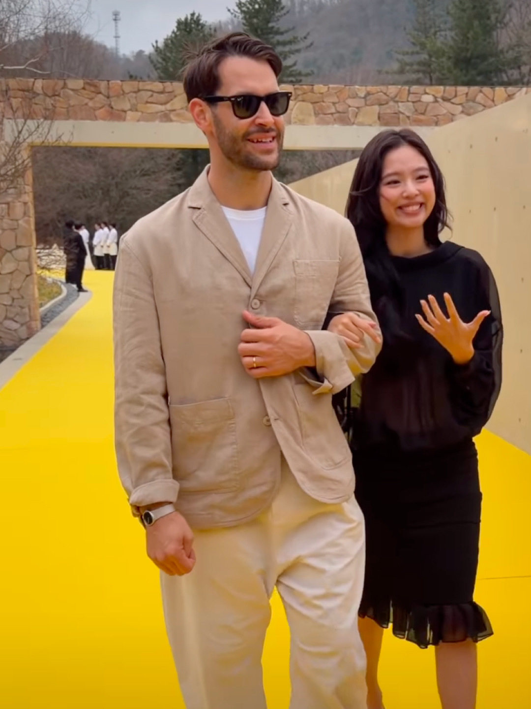 Jacquemus Le Bob Artichaut Bucket Hat Black, Jacquemus Le Porte Carte Bambino Flap Coin Purse Black 착용 스타일 - 4