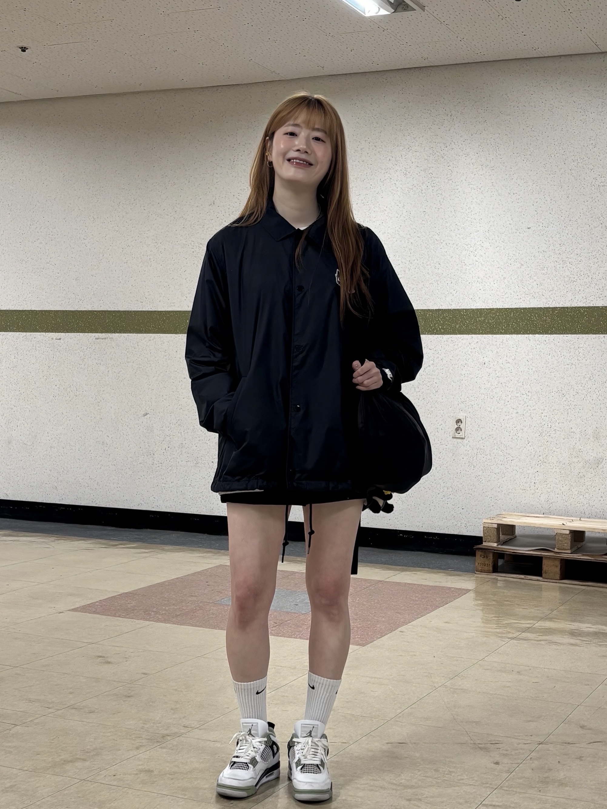 (W) Jordan 4 Retro Oil Green, Nike Club Coaching Jakcet Black White - Asia 착용 스타일 - 4