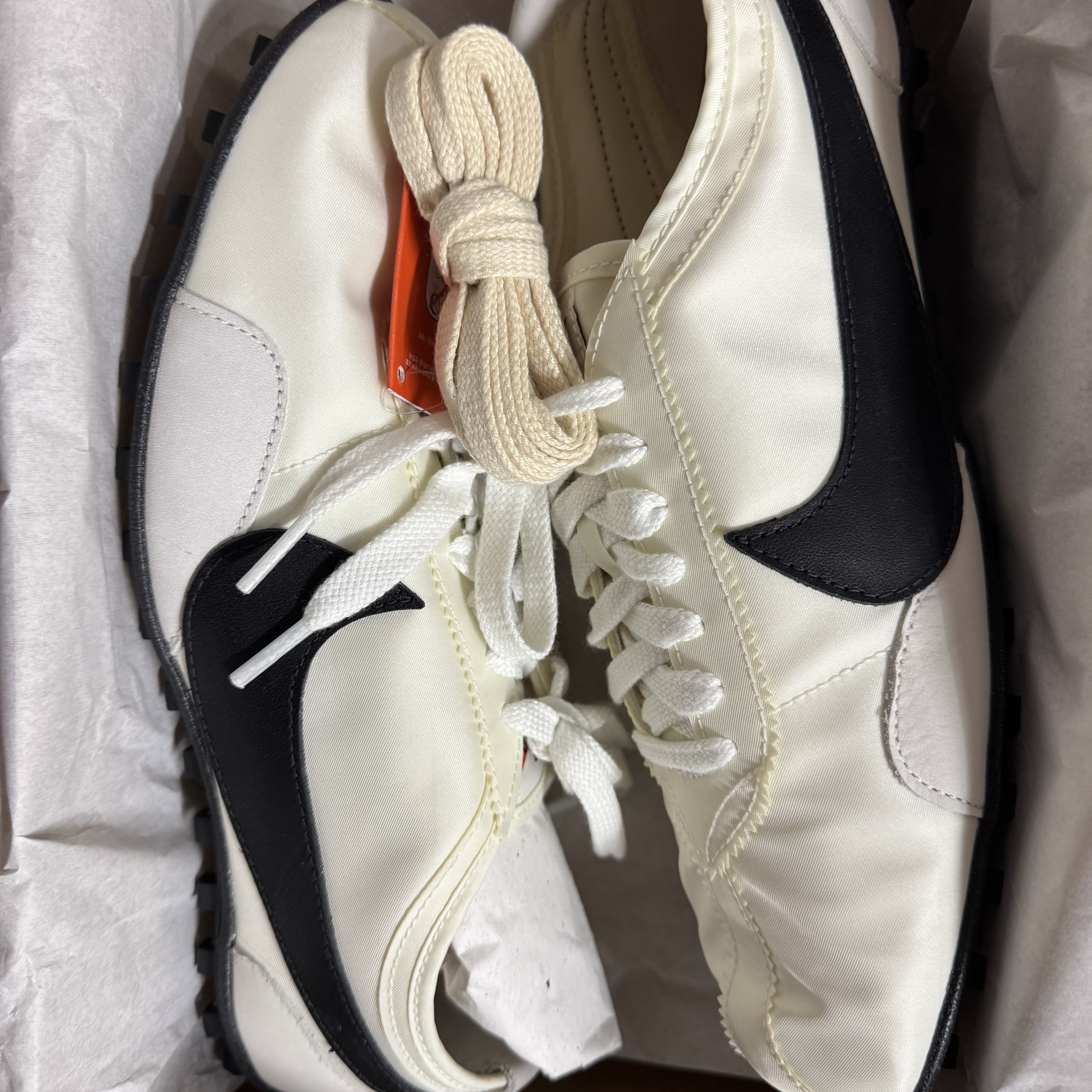 (W) Nike Moon Shoe Soft Pearl and Black 착용 스타일 - 4