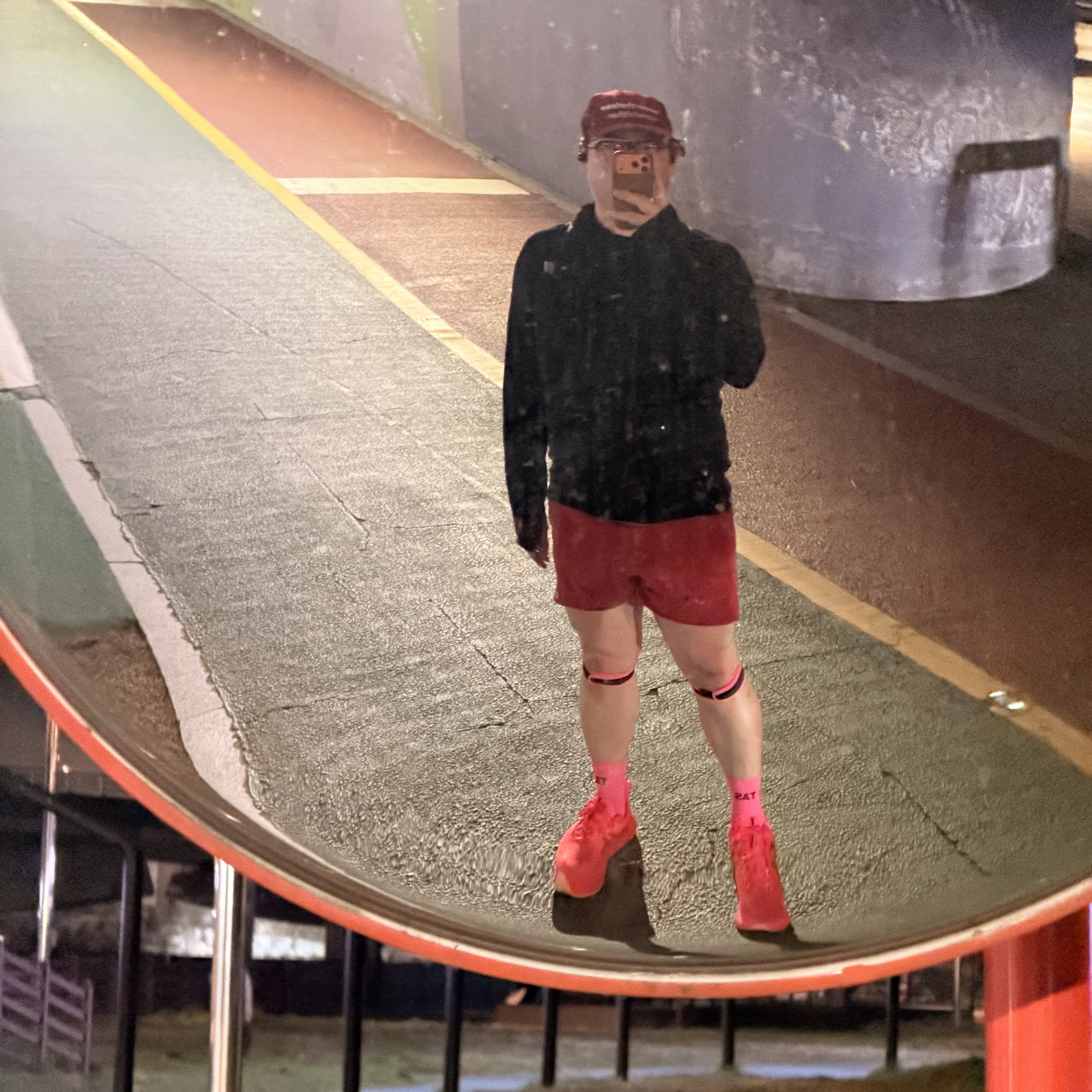 Asics Novablast 5 Flash Red Edo Purple, [KREAM 단독] runwhither Mesh Cap Red 착용 스타일 - 2