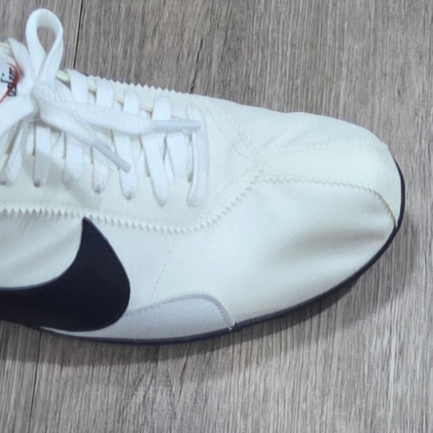 (W) Nike Moon Shoe Soft Pearl and Black 착용 스타일 - 6