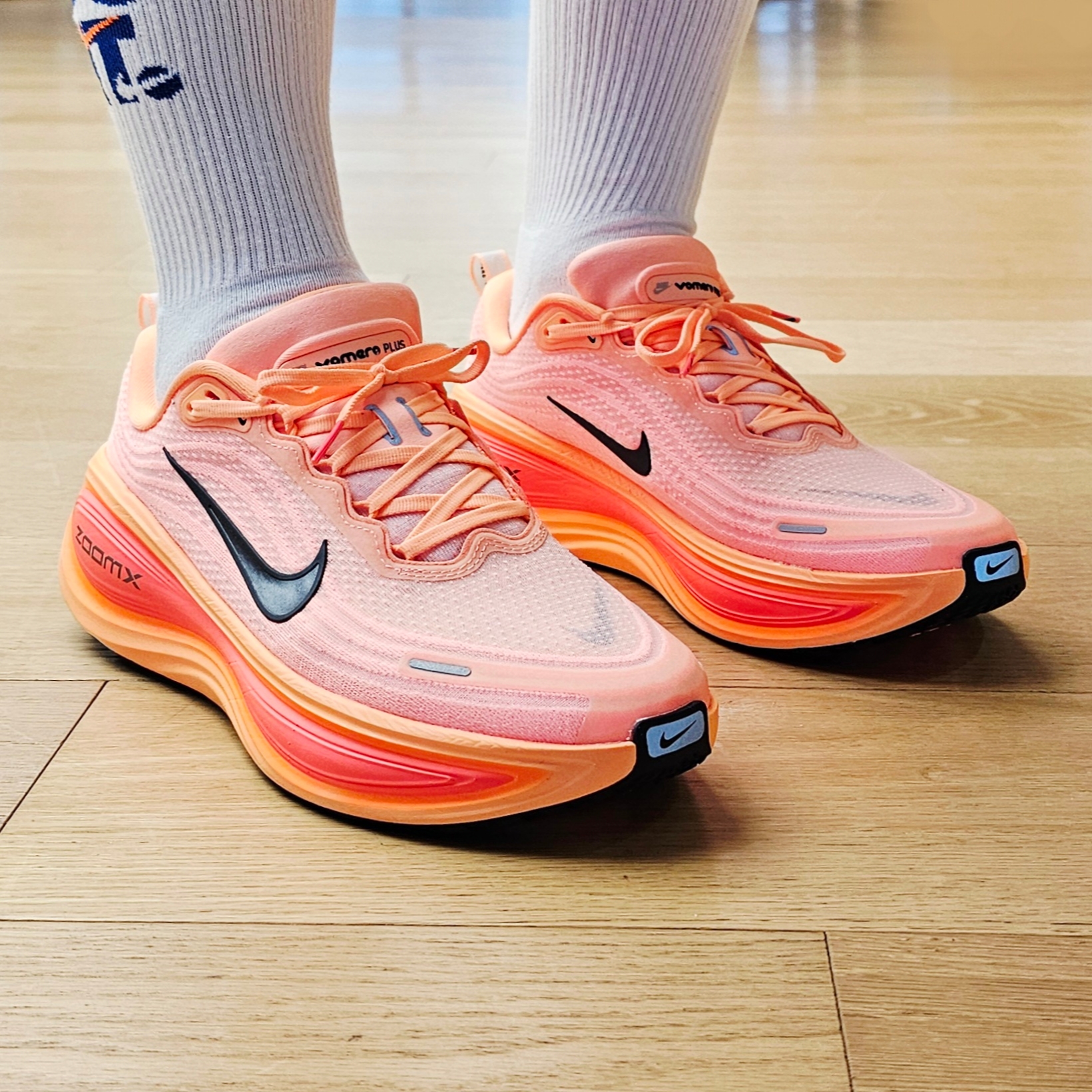 Nike Vomero Plus Orange Pulse Hot Lava 착용 스타일