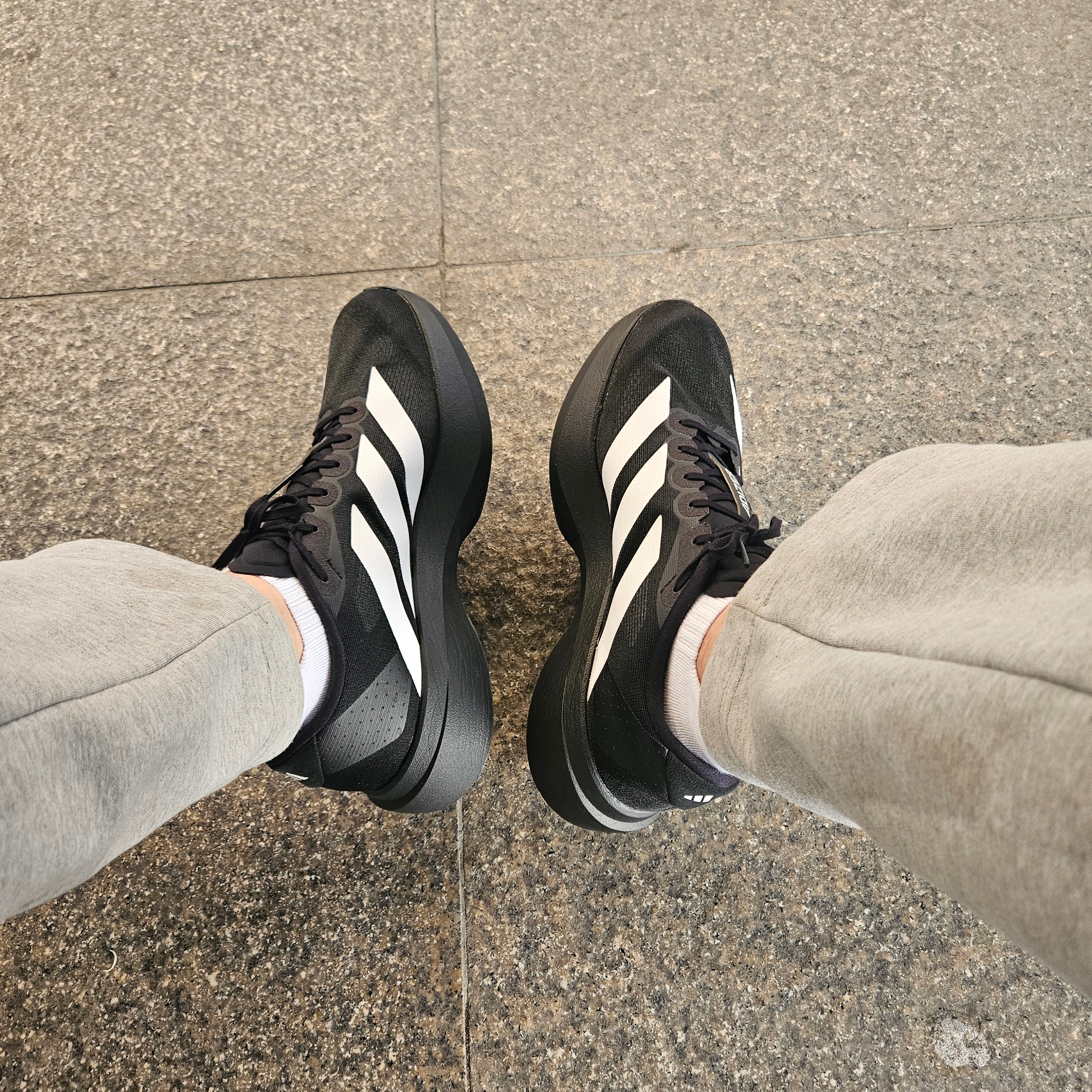 Adidas Adizero EVO SL Core Black Cloud White 착용 스타일