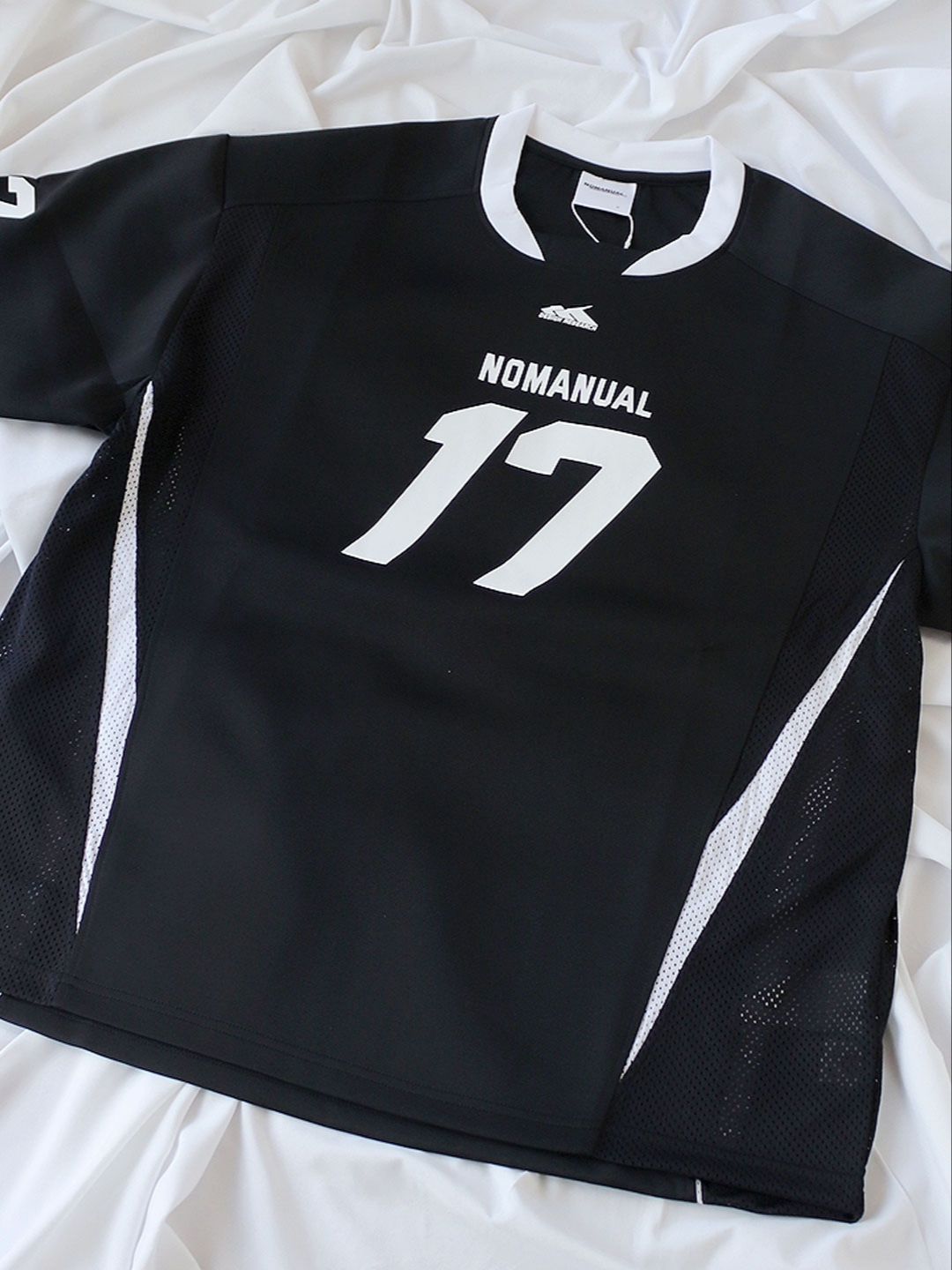 NOMANUAL 17 Mesh Block Football Jersey Black 착용 스타일 - 1
