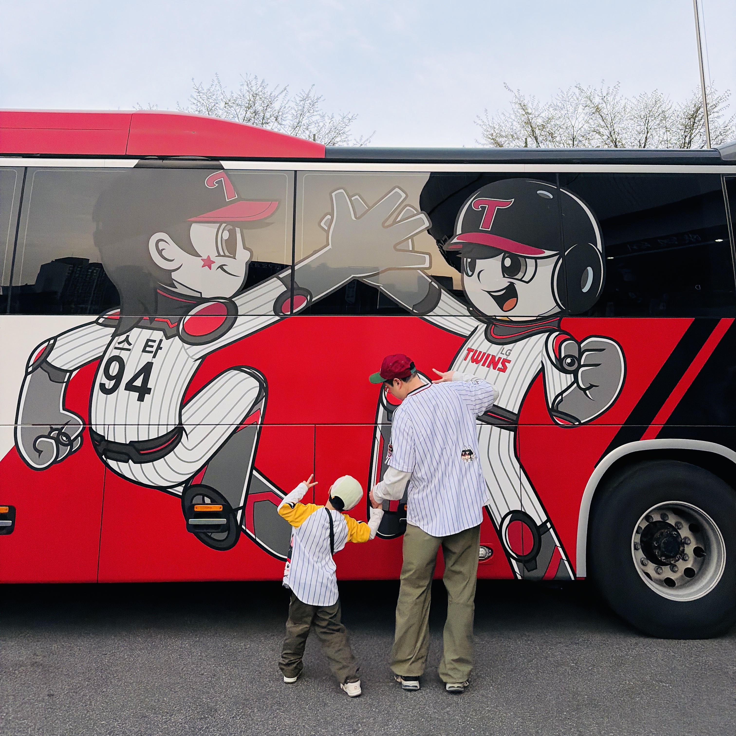 (TD) Jordan x Travis Scott Jumpman Jack TR Sail and Dark Mocha, BDNS x LG TWINS Classic Logo Stripe Baseball Jersey White (Non Marking Ver.) 착용 스타일 - 3