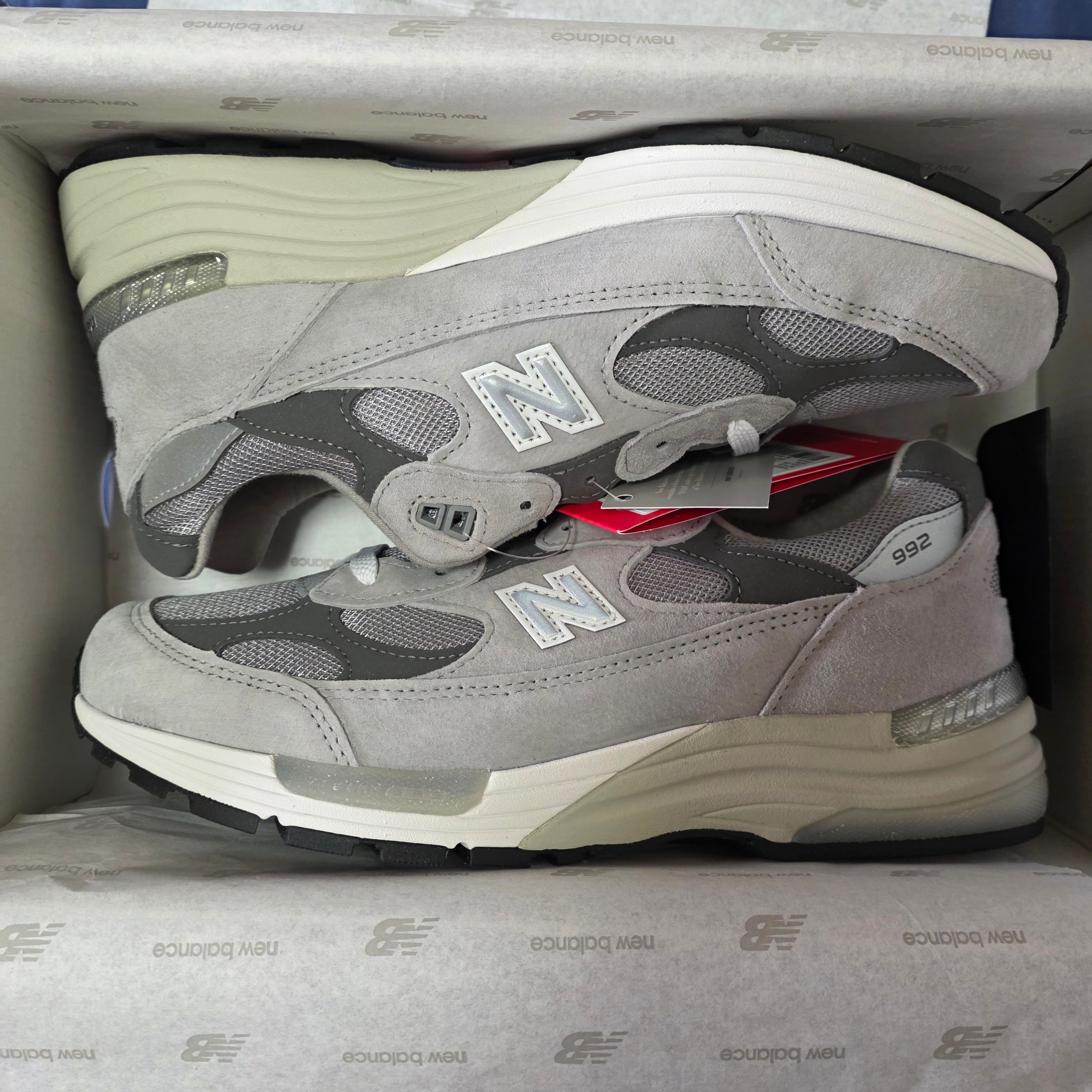 New Balance 992 Made in USA Core Grey Silver Metallic 착용 스타일
