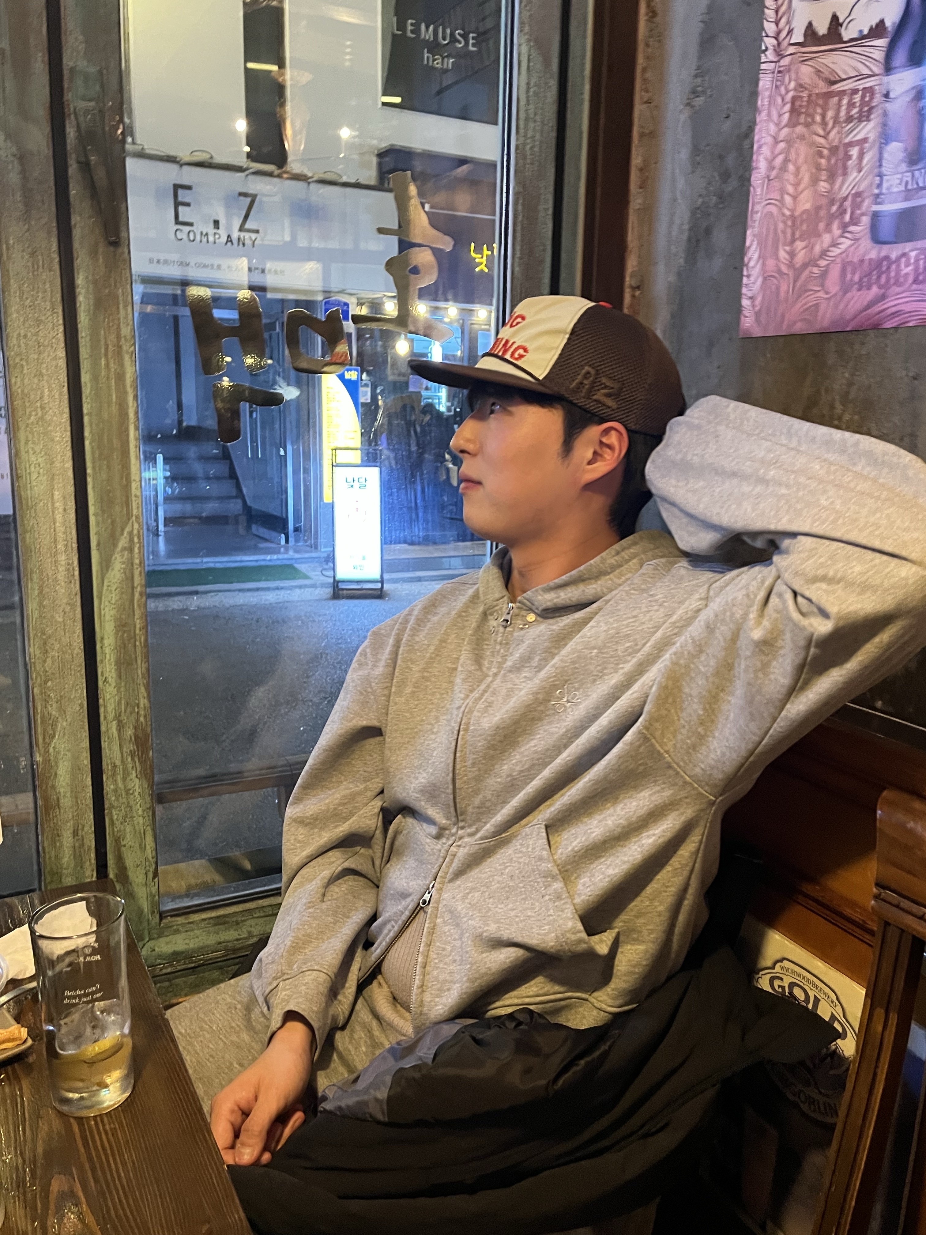 Alex Zono I Dig Running Trucker Hat OG Brown 착용 스타일 - 2