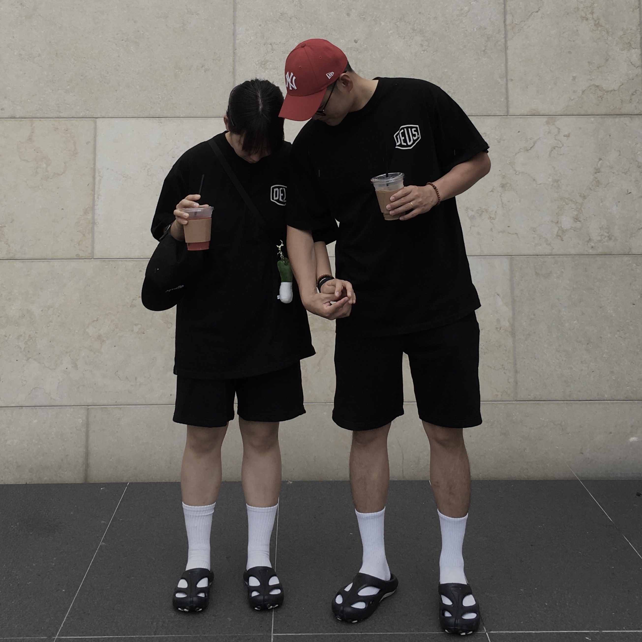 [6% 적립] Deus Ex Machina Seoul College Address Tee Black, New Era Adjustable 9Forty New York Yankees Essential Cap Burgundy 착용 스타일