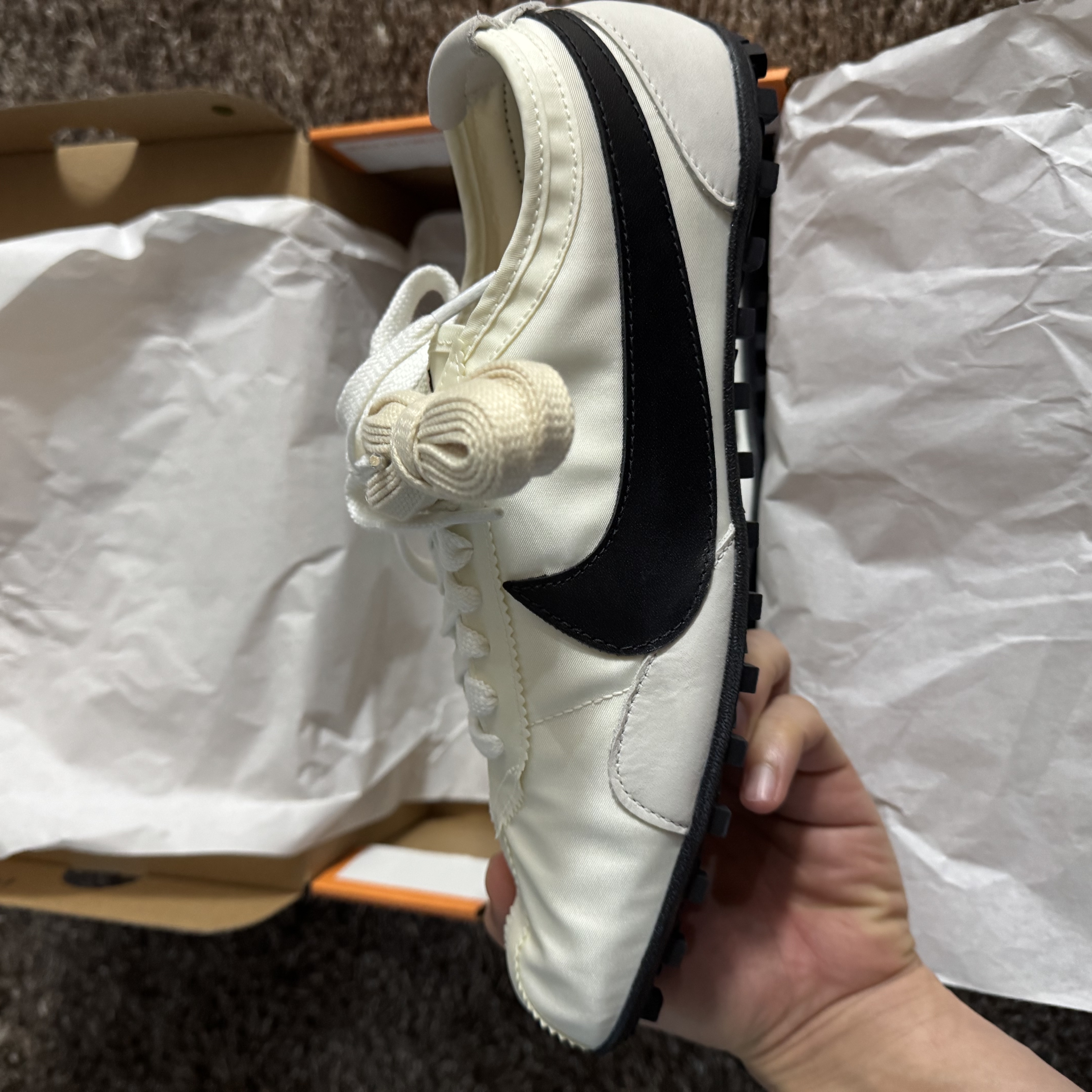 (W) Nike Moon Shoe Soft Pearl and Black 착용 스타일 - 2
