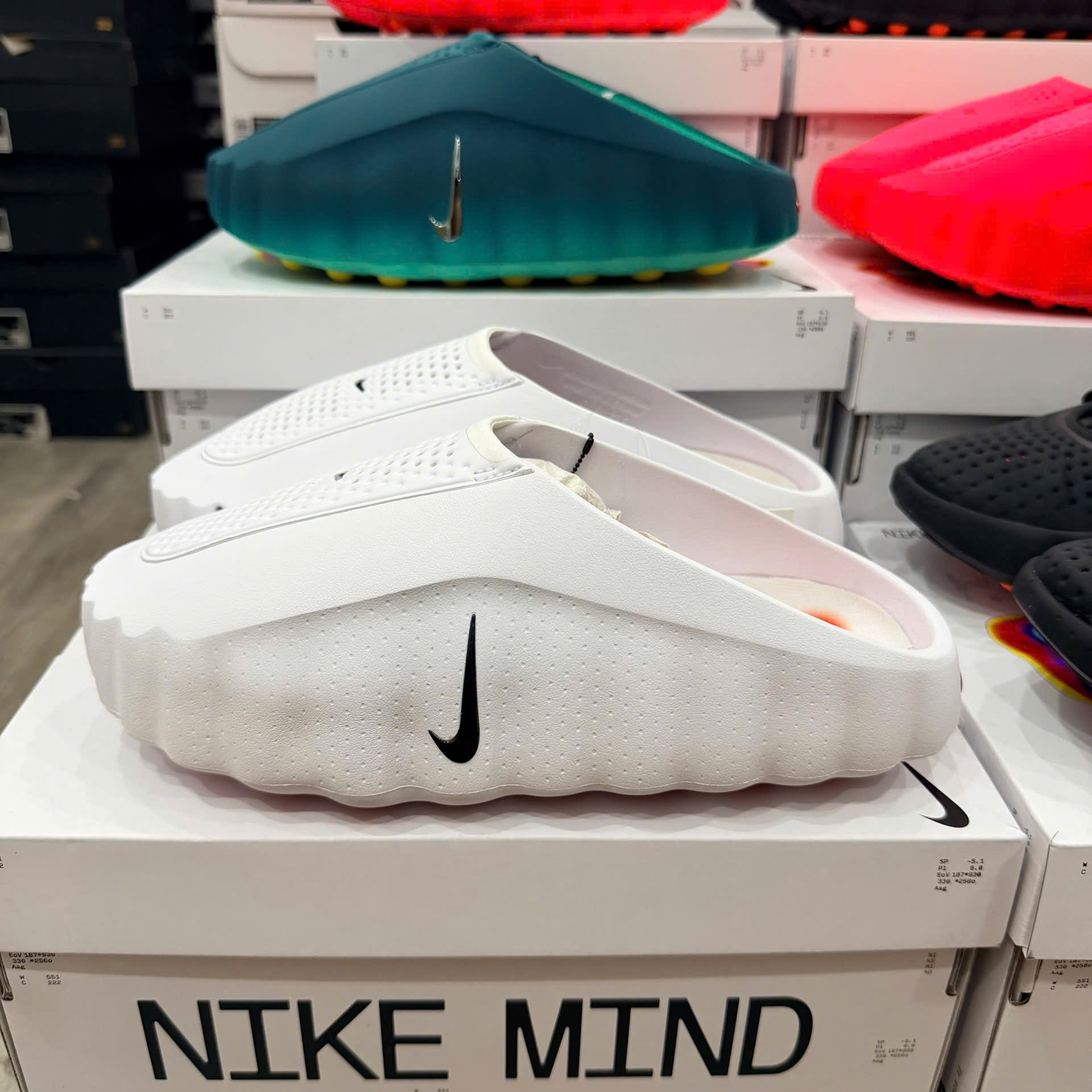 Nike Mind 001 Light Smoke Grey Chrome, Nike Mind 001 Slide White 착용 스타일 - 2