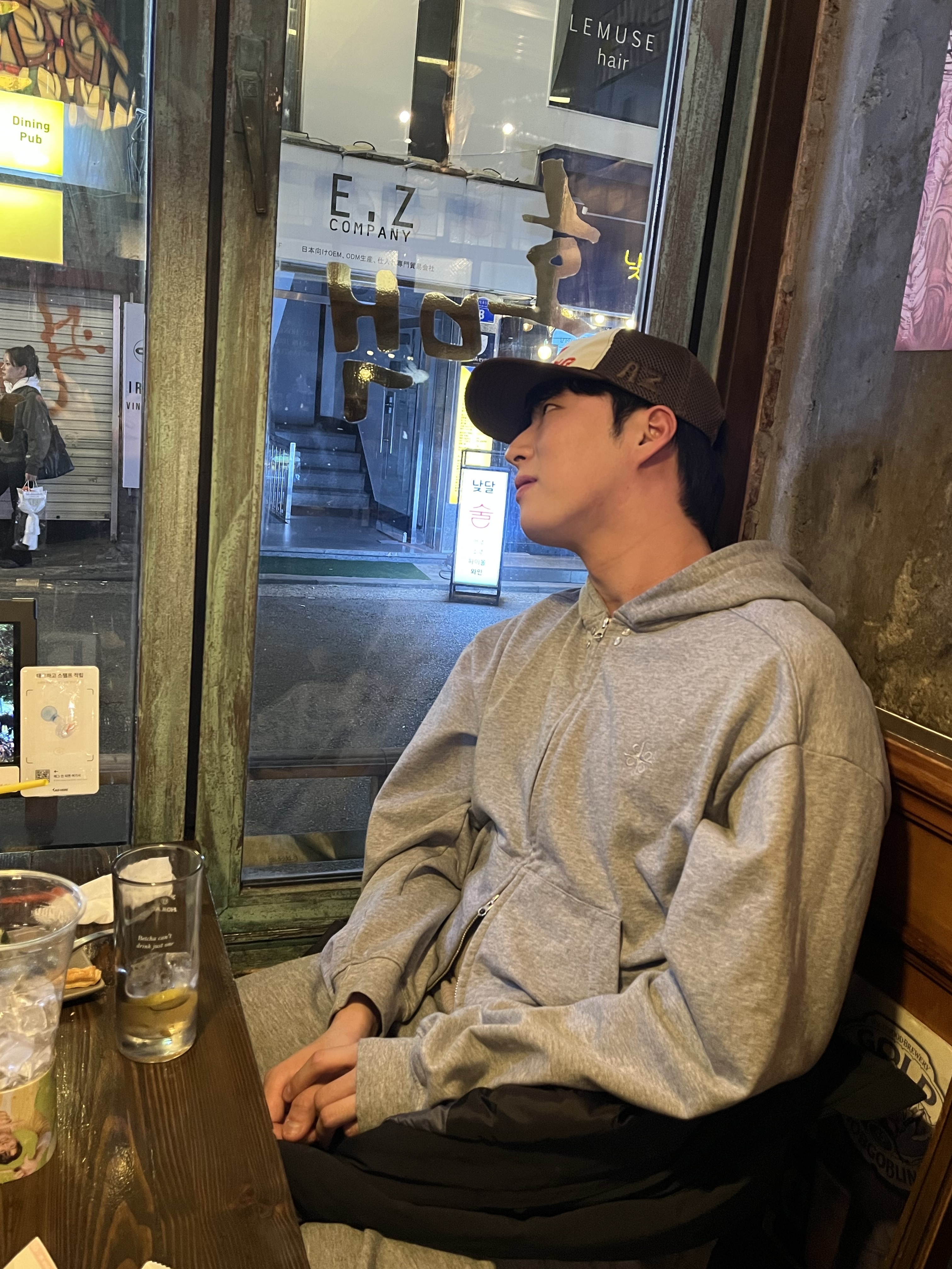 Alex Zono I Dig Running Trucker Hat OG Brown 착용 스타일 - 3