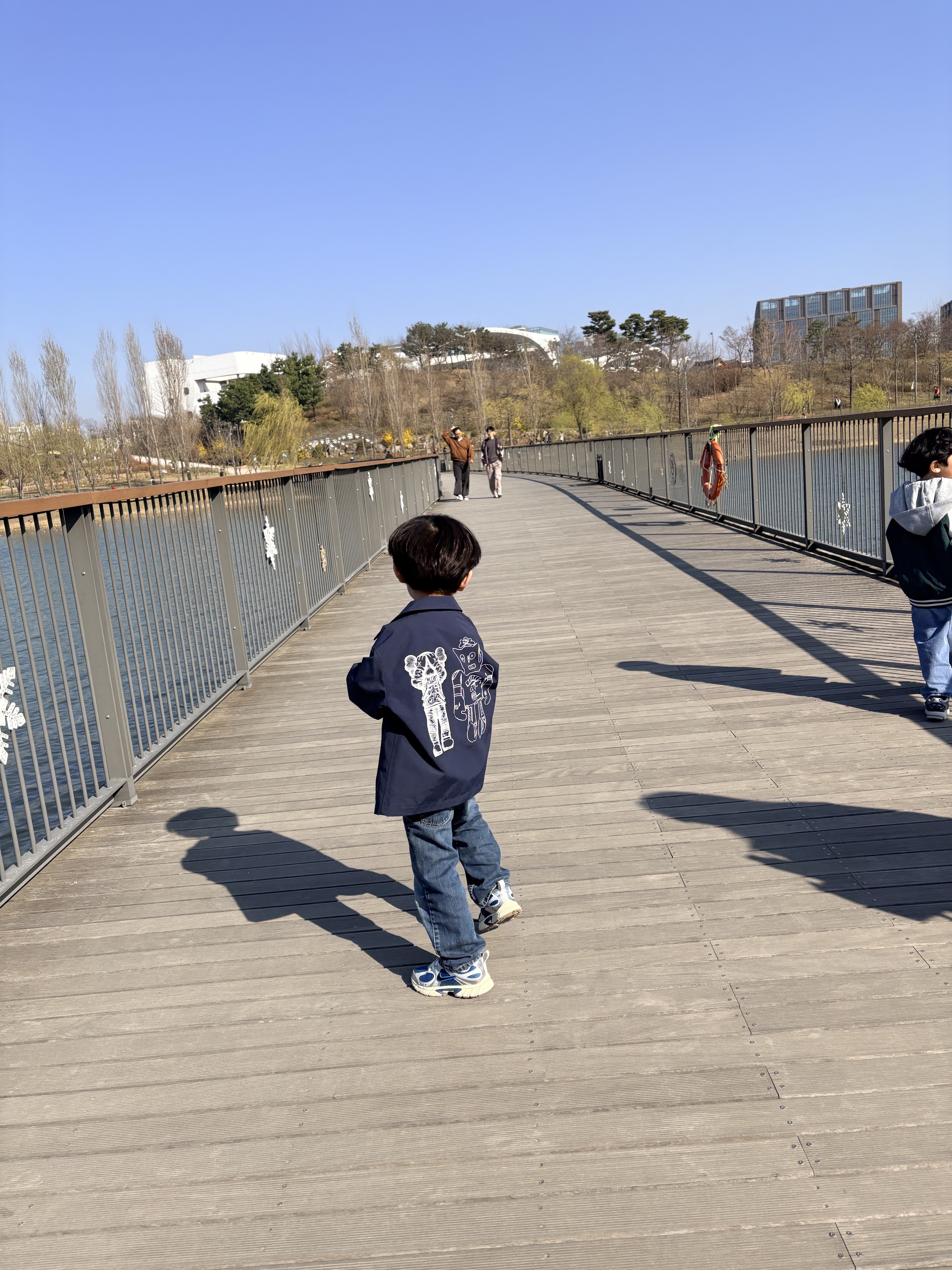 (Kids) Uniqlo UT x Kaws x Warhol Coach Jacket Navy 착용 스타일 - 9