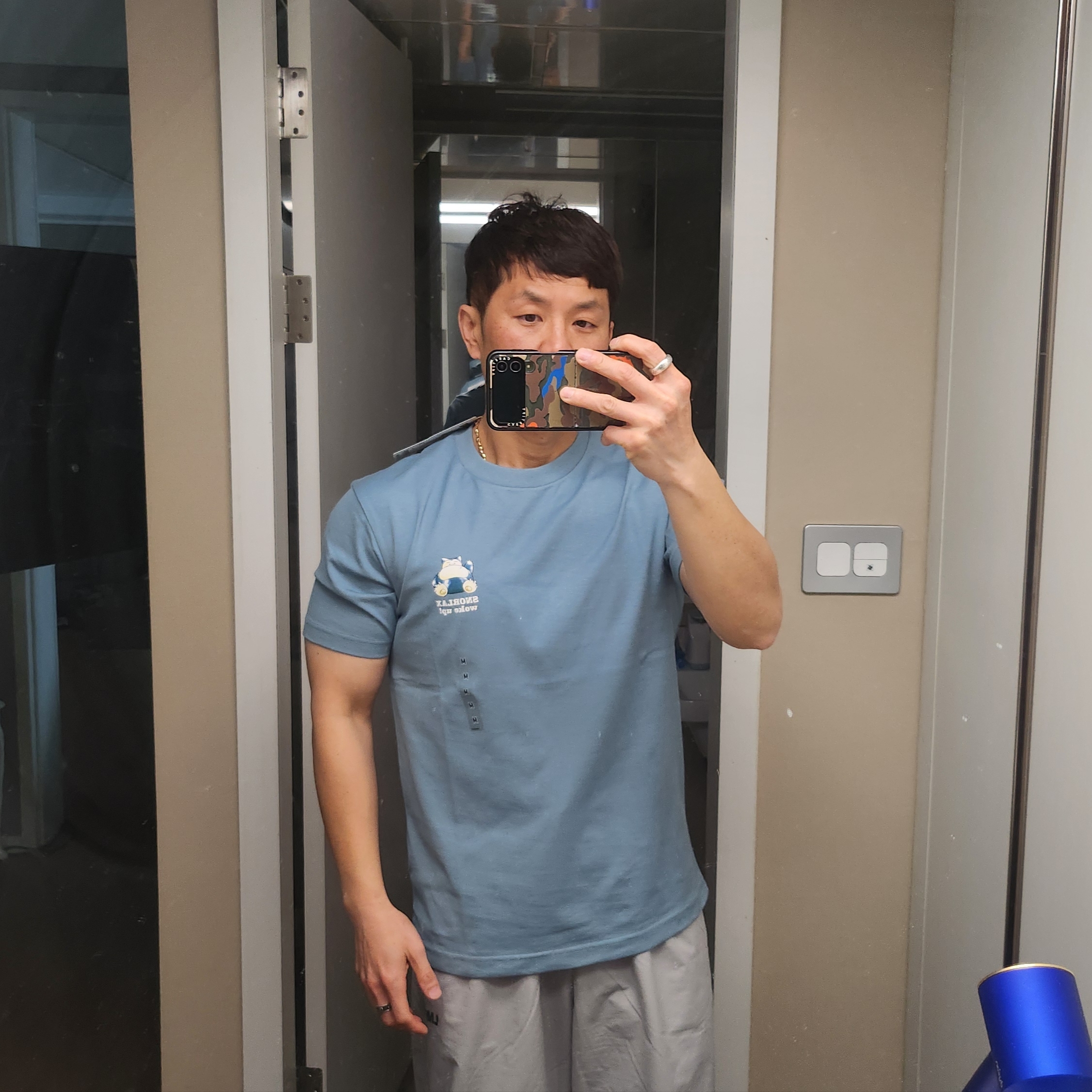 Uniqlo UT x Pokemon Graphhic T-Shirt 1B Black, Uniqlo UT x Pokemon Graphhic T-Shirt 1C Blue 착용 스타일 - 3