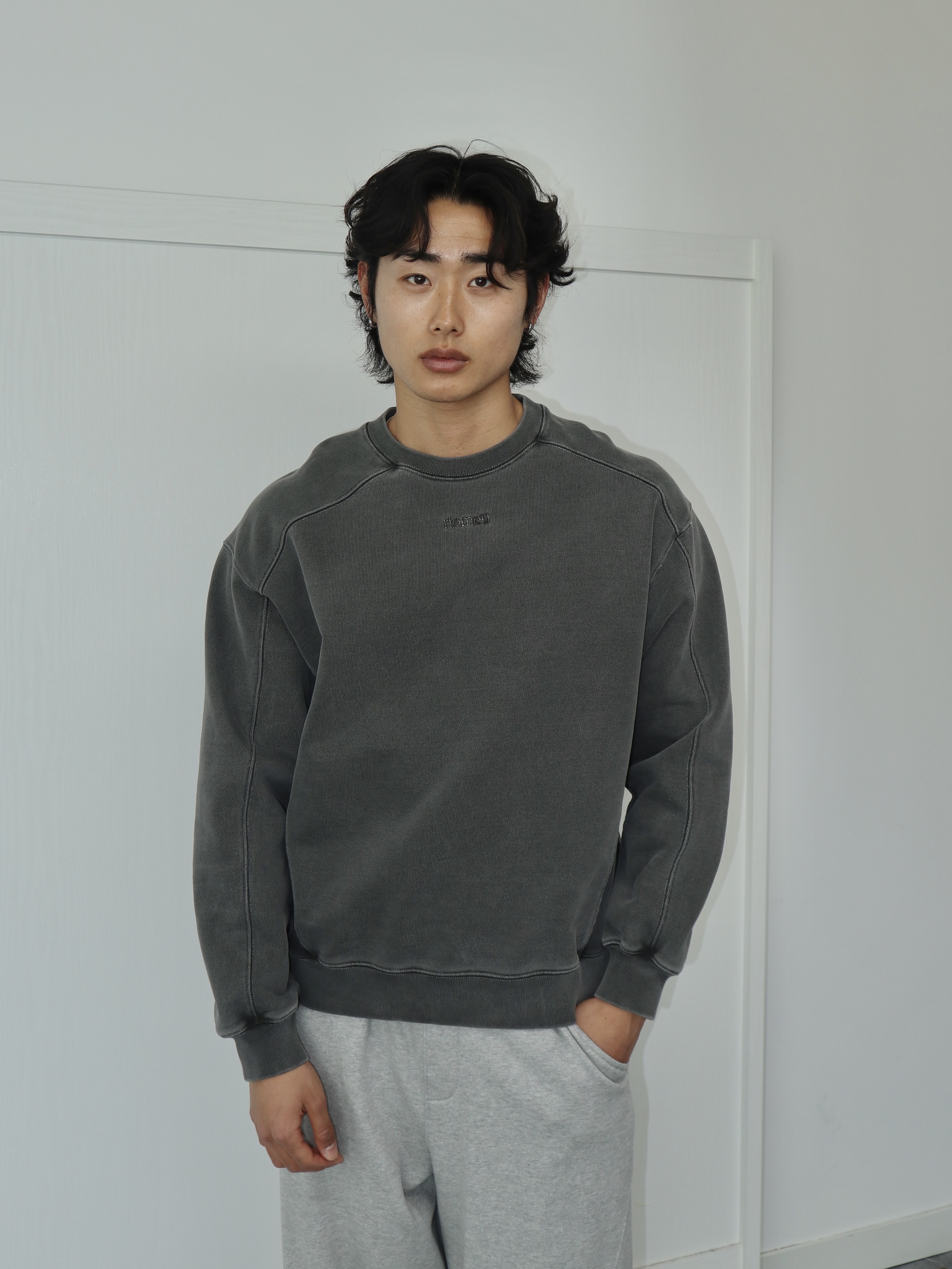 Riomeu Unbalanced Incision Pigmentation Heavy Sweatshirt Charcoal 착용 스타일 - 4