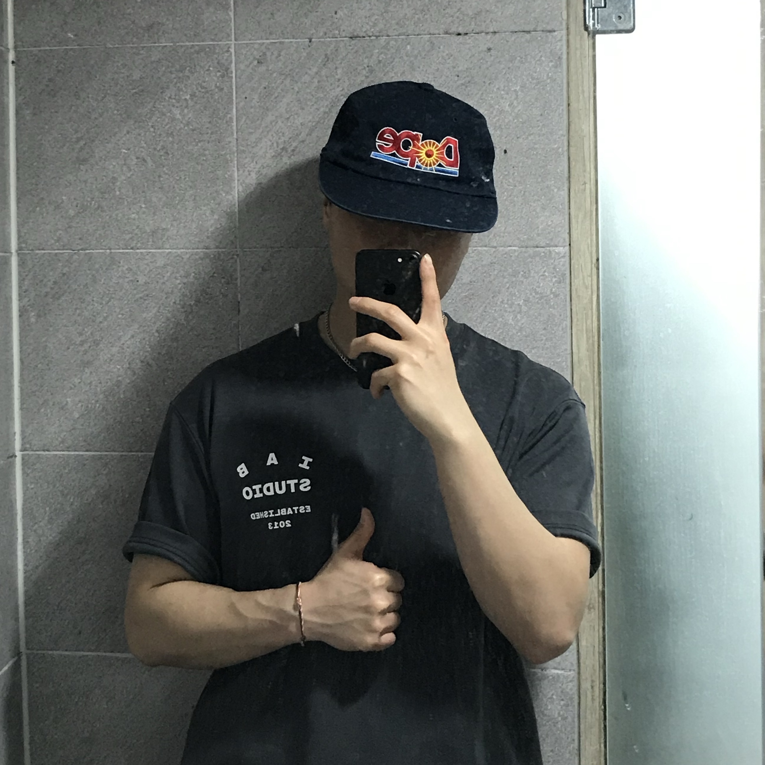IAB Studio 26 IAB T-Shirt Charcoal White 착용 스타일 - 1