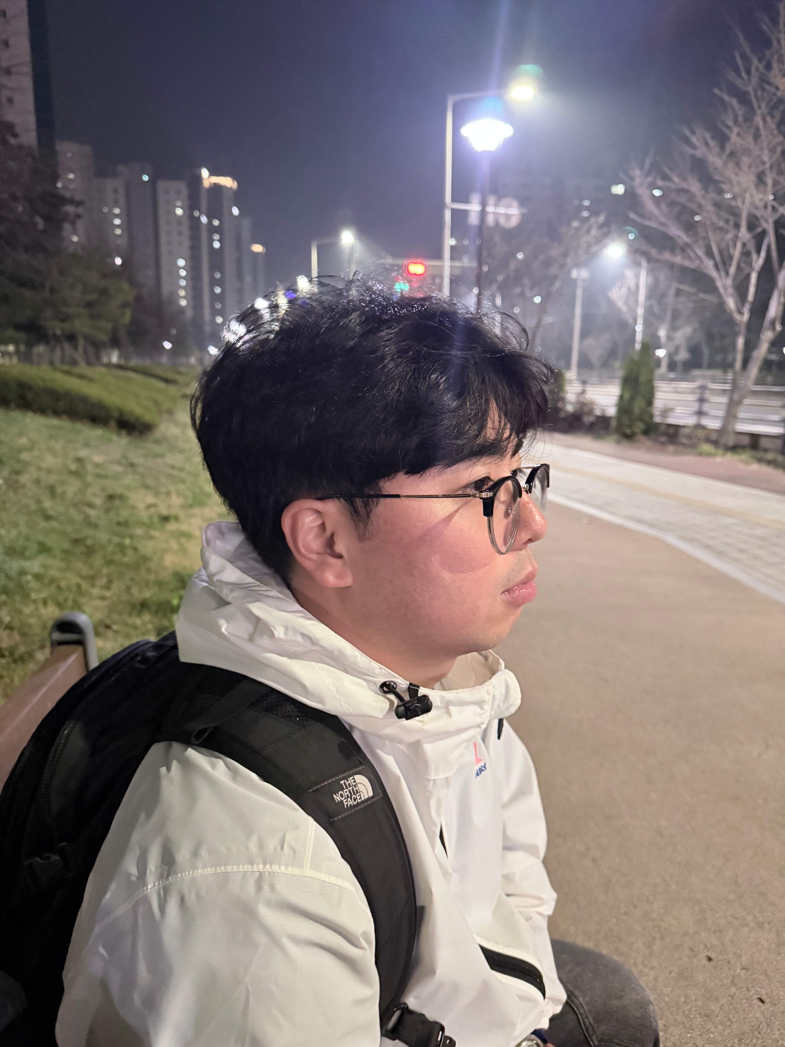 Play Comme des Garcons x K-Way Full Zip Jacket White, The North Face Hot Shot Black 착용 스타일
