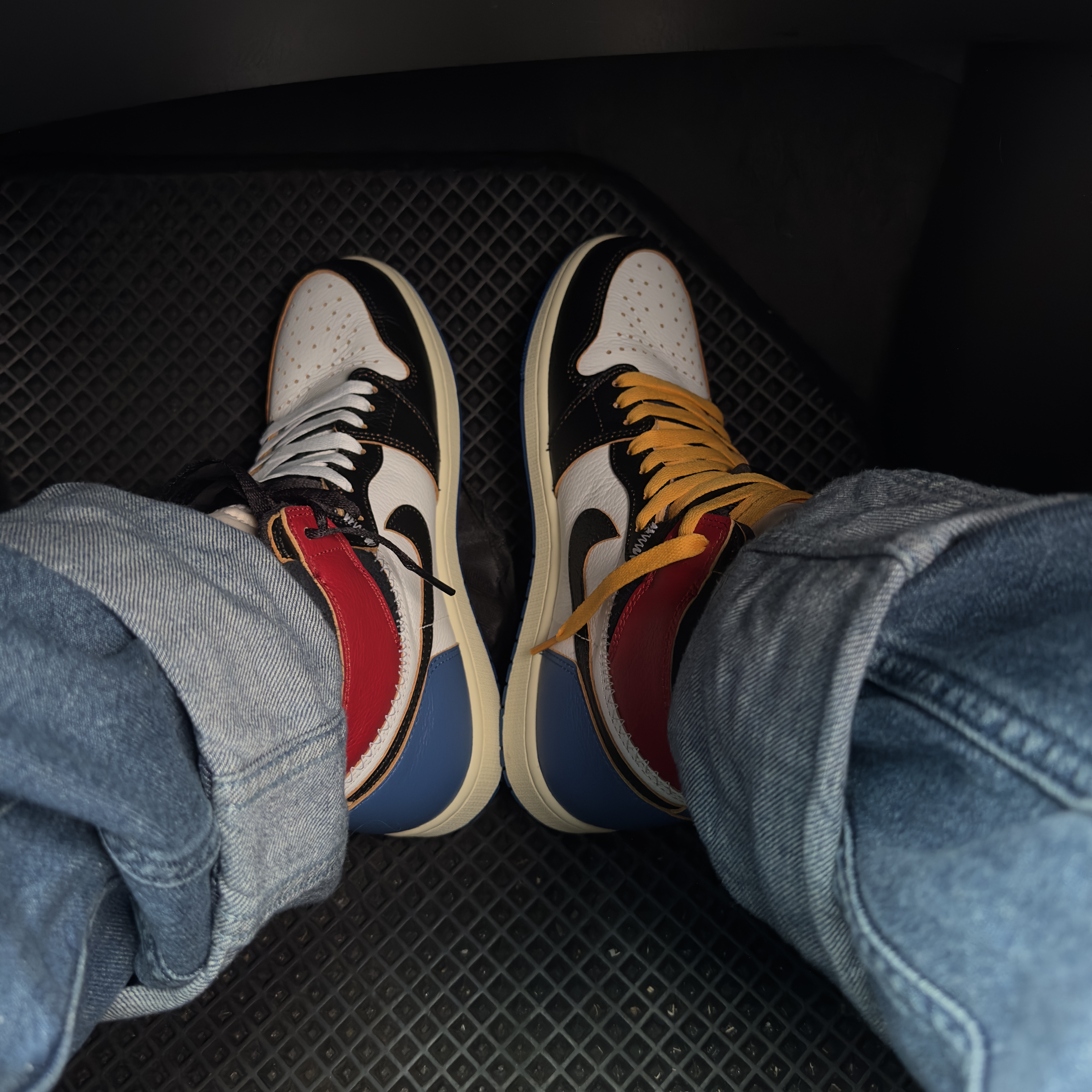Jordan 1 x Fragment x Union LA Black and Varsity Red 착용 스타일 - 1
