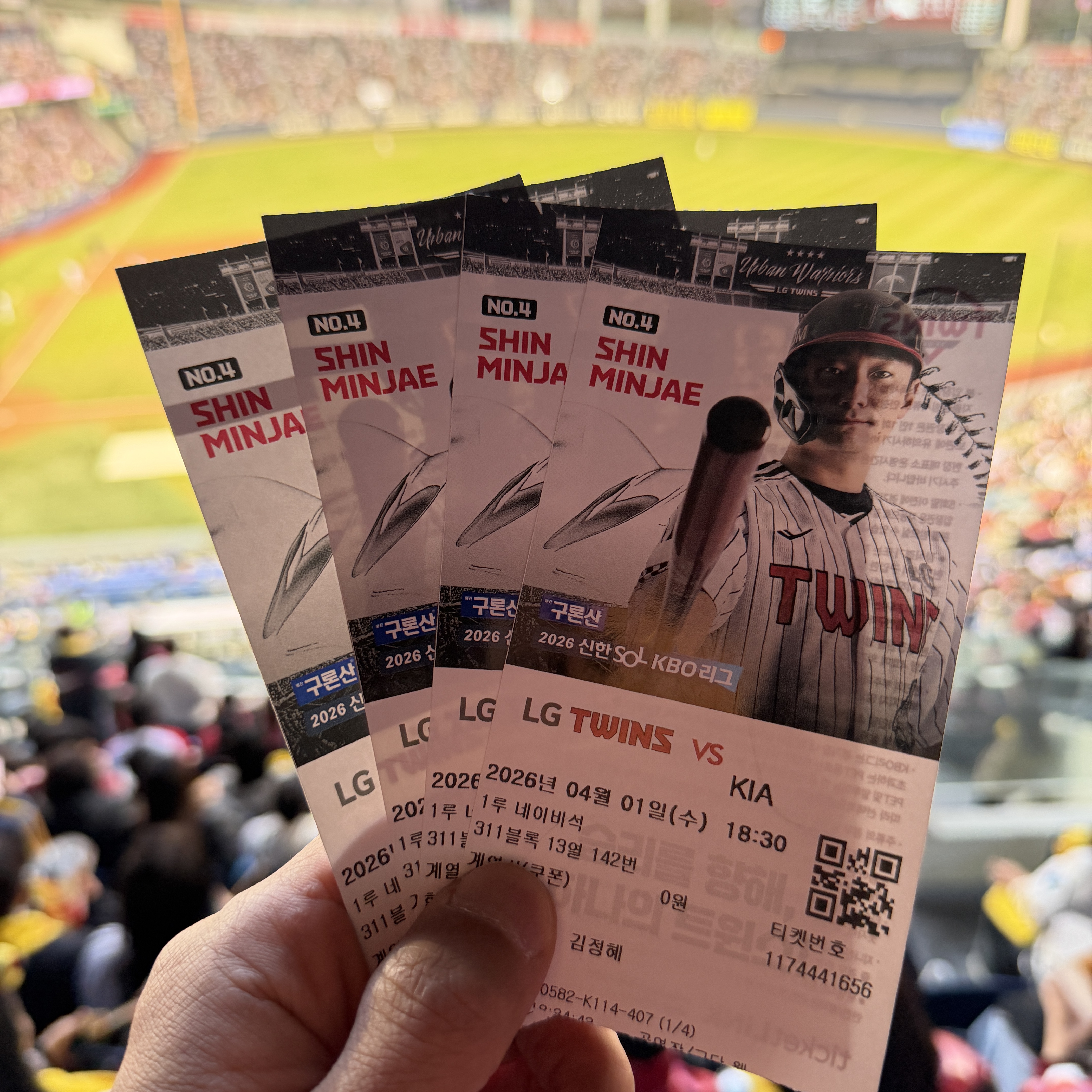BDNS x LG TWINS Dugout Jacket Red 착용 스타일 - 2