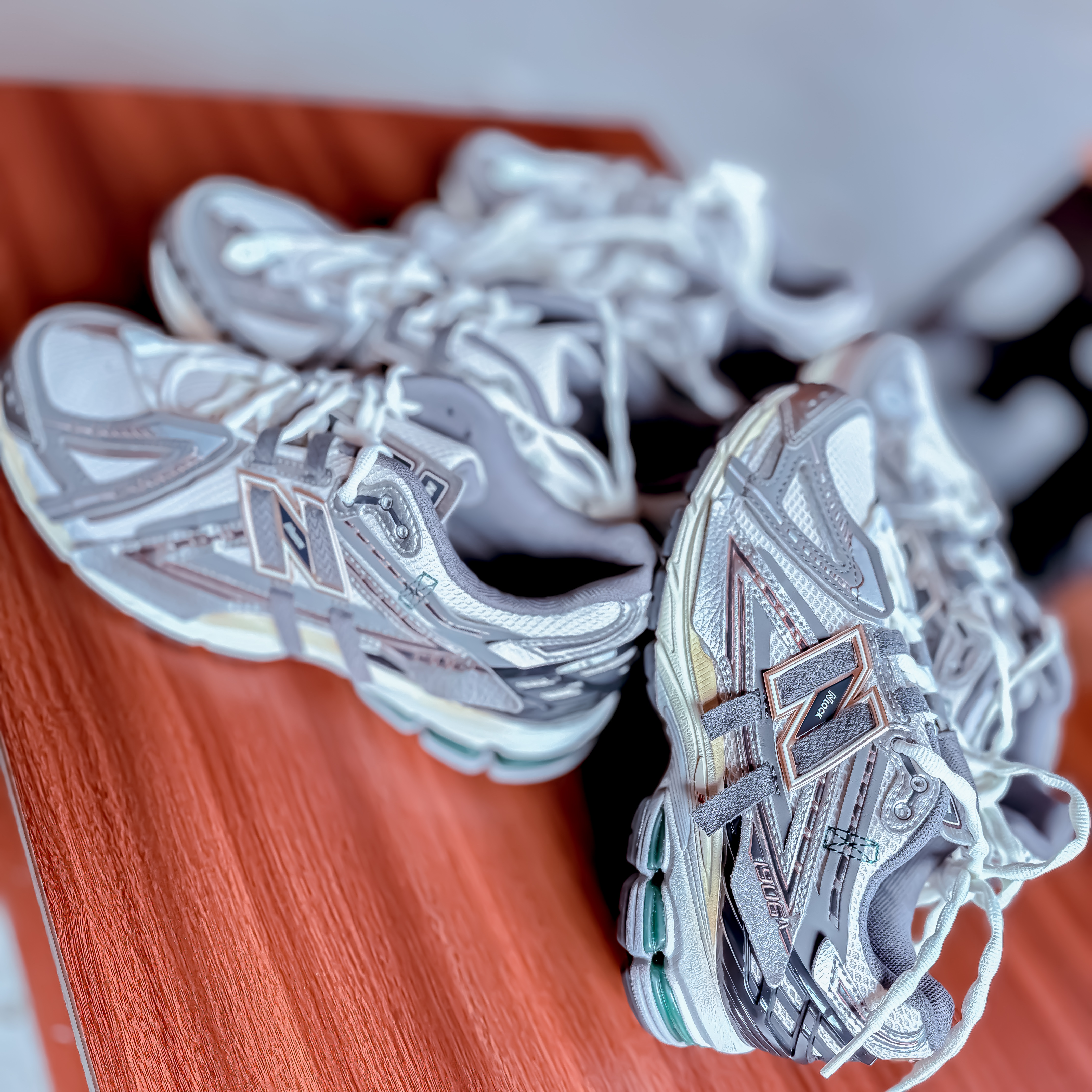 New Balance 1906A Silver Metallic Castlerock 착용 스타일