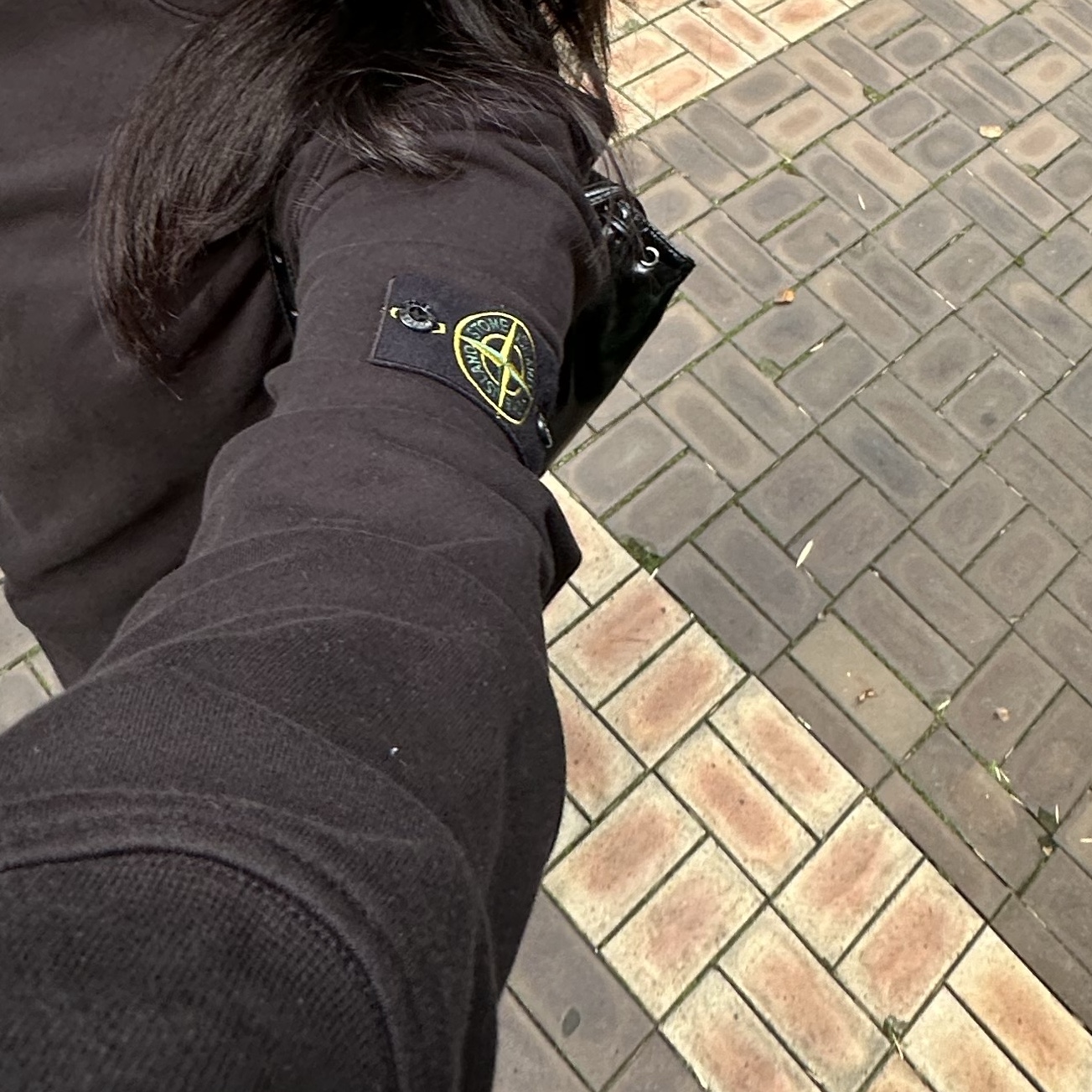 Stone Island 6100044 Organic Cotton Fleece Crewneck Sweatshirt with Ribbed Details Black - 25SS, Matin Kim Pocket Utility Large Backpack Black 착용 스타일 - 2