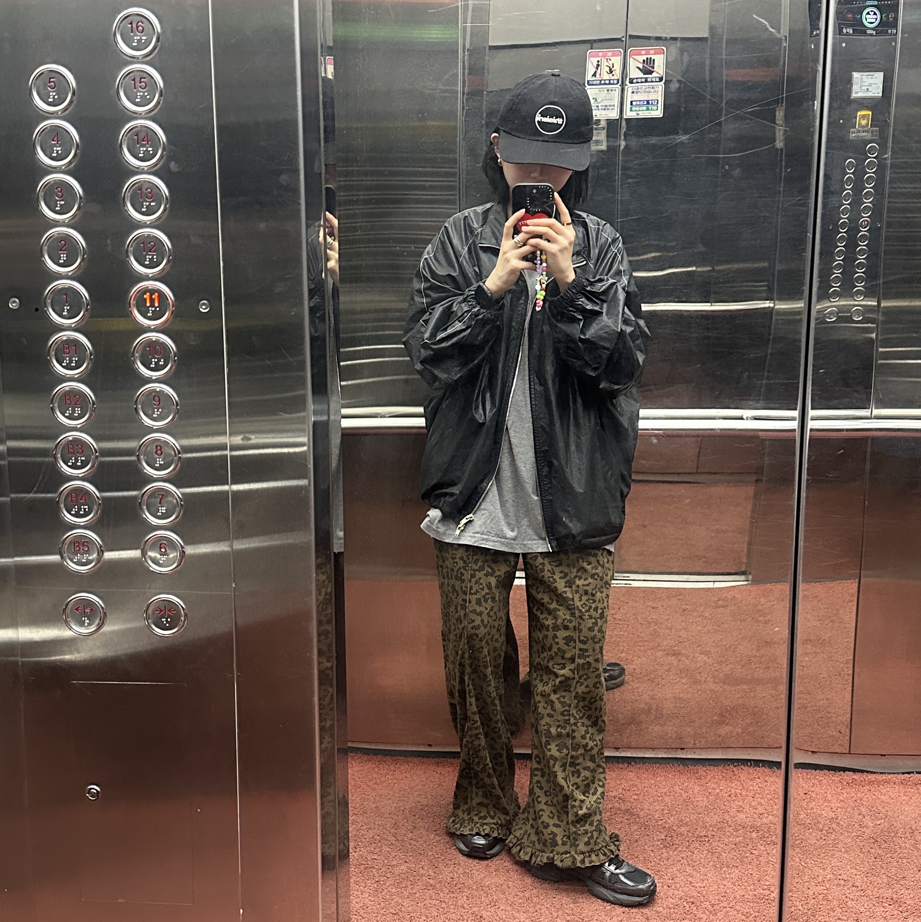 (W) Matin Kim Logo Coating Jumper Black, Nike V2K Run Black Anthracite 착용 스타일