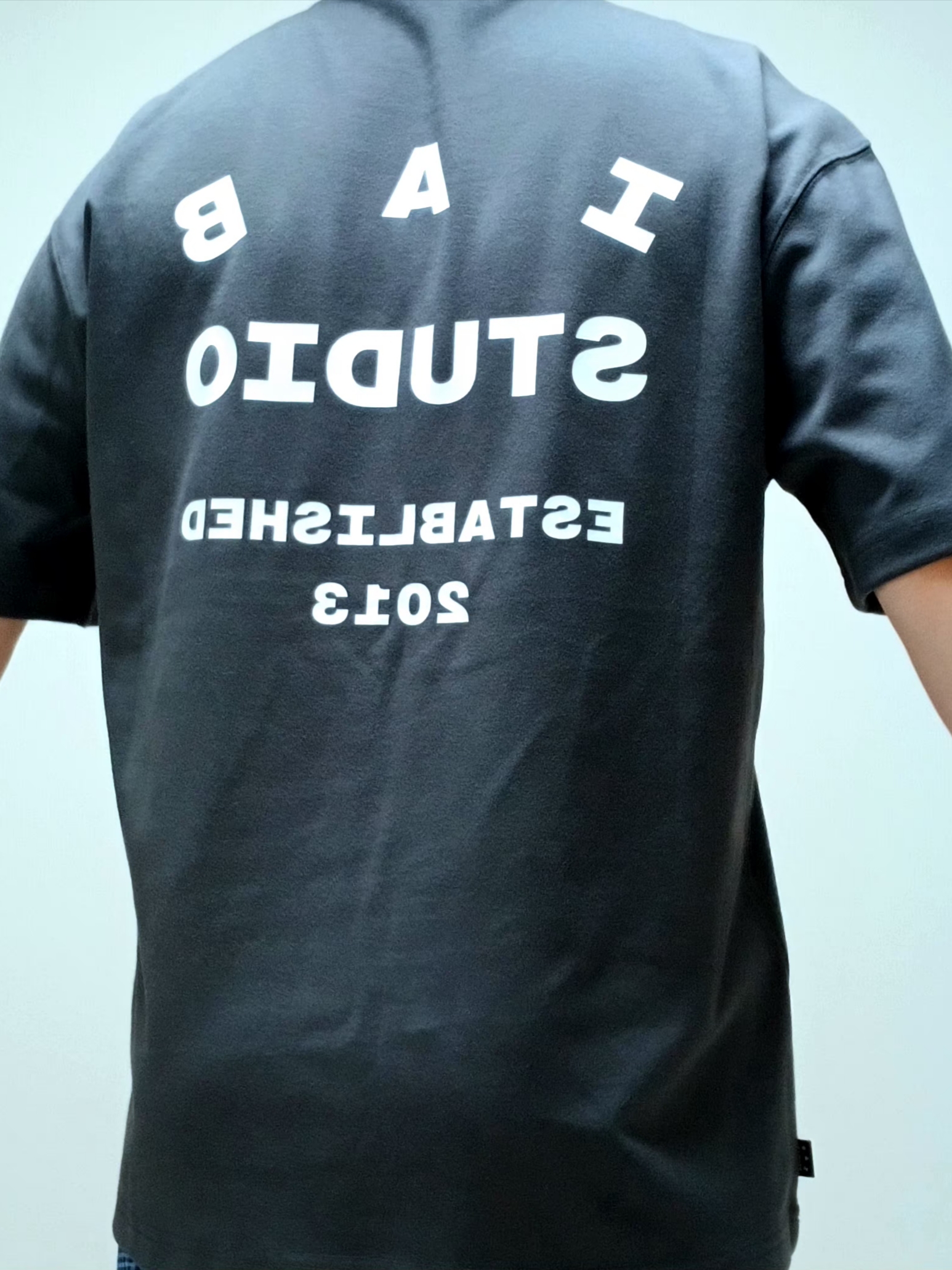 IAB Studio 26 IAB T-Shirt Charcoal White 착용 스타일 - 4