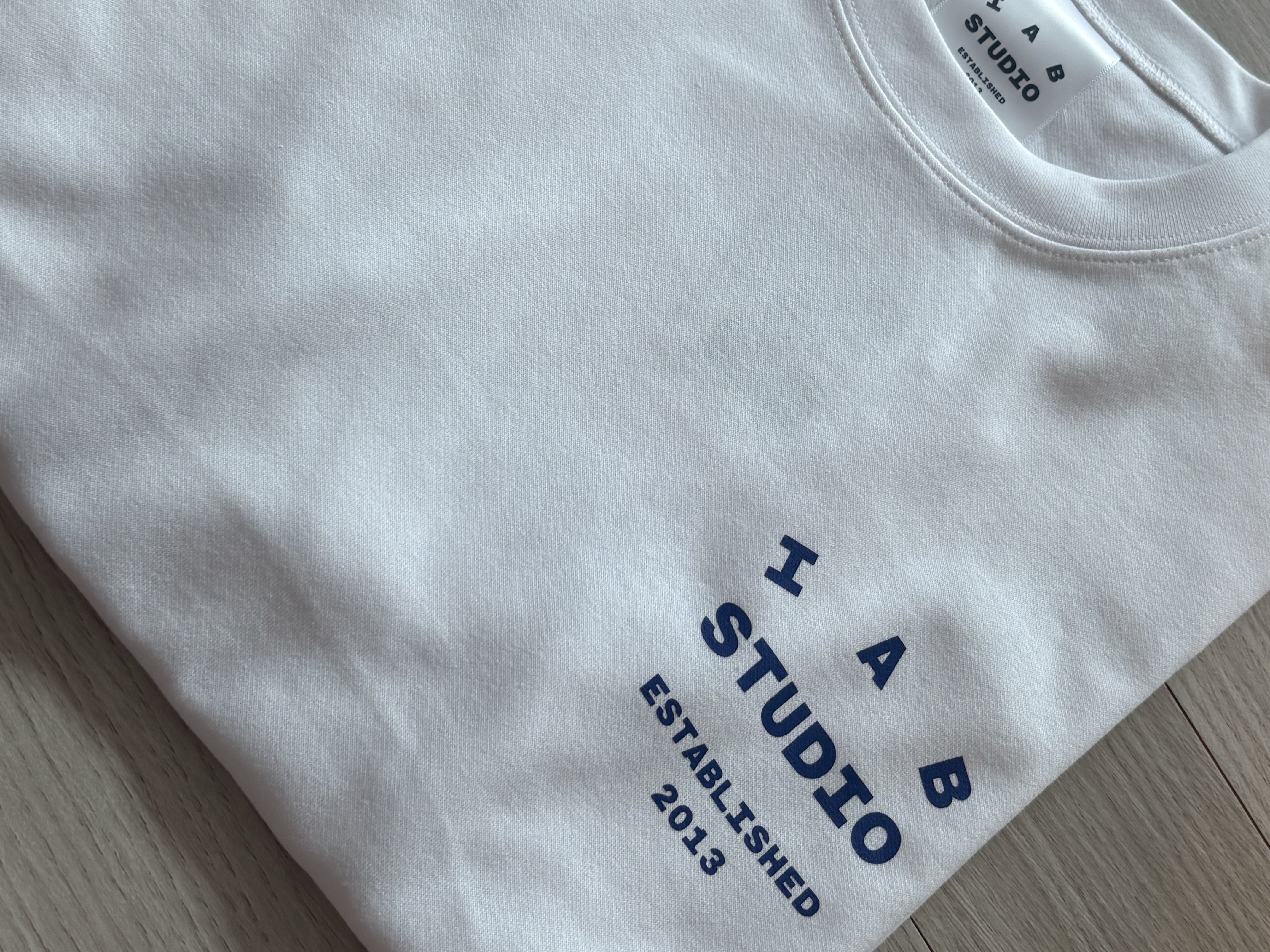 IAB Studio 26 IAB T-Shirt White Navy 착용 스타일