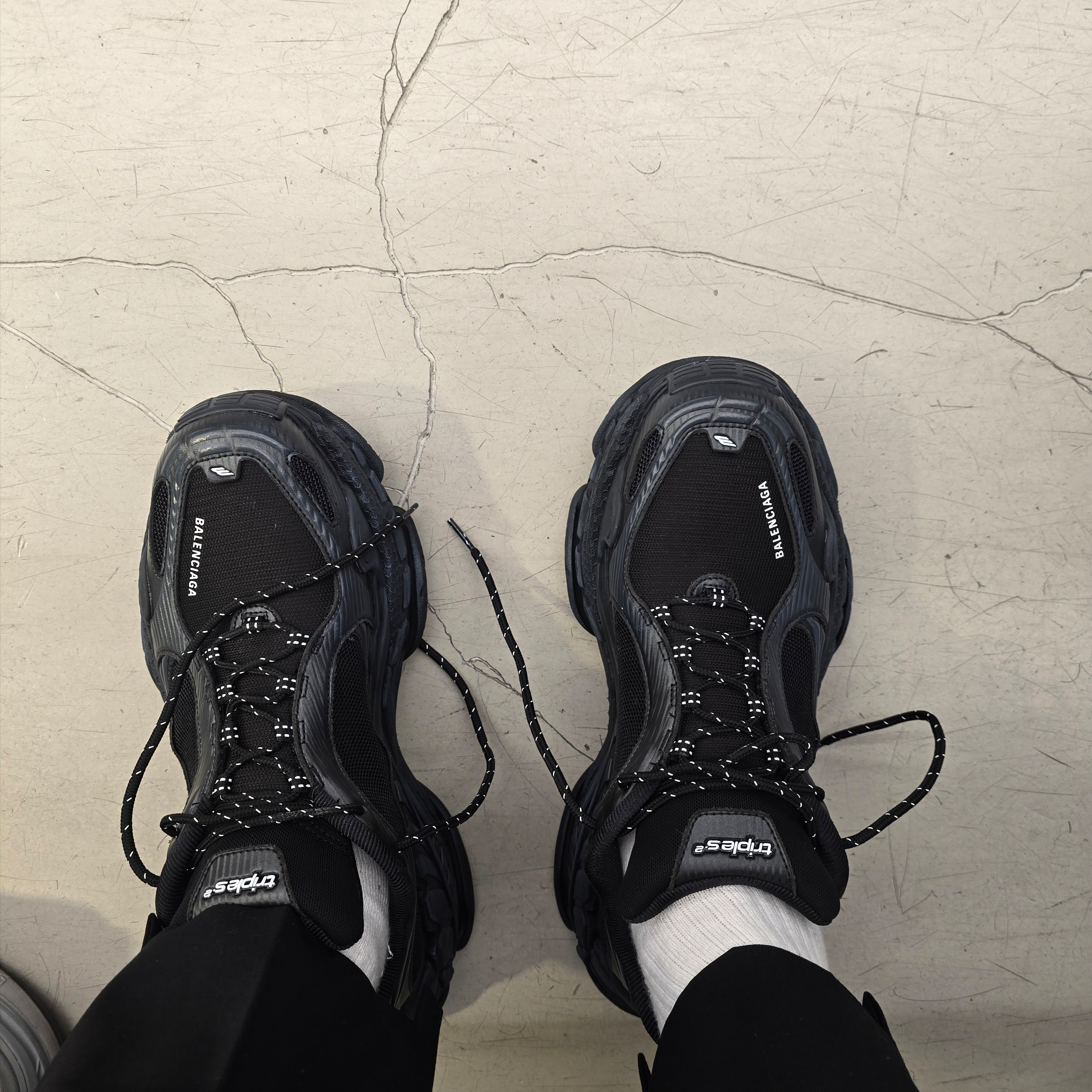 Balenciaga Triple S.2 Sneaker In Black Dark Grey 착용 스타일 - 3