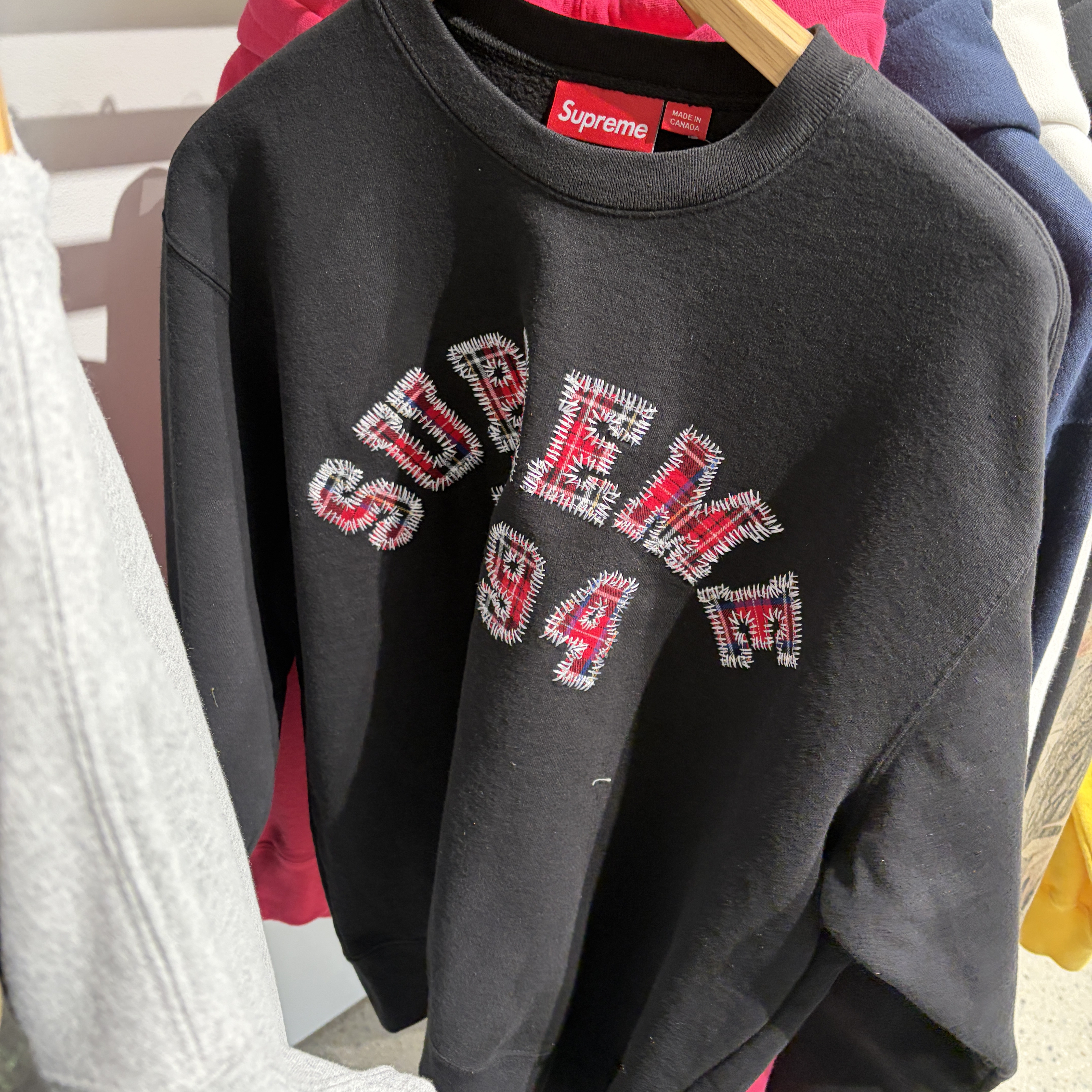 Supreme Plaid Arc Crewneck Black - 26SS 착용 스타일