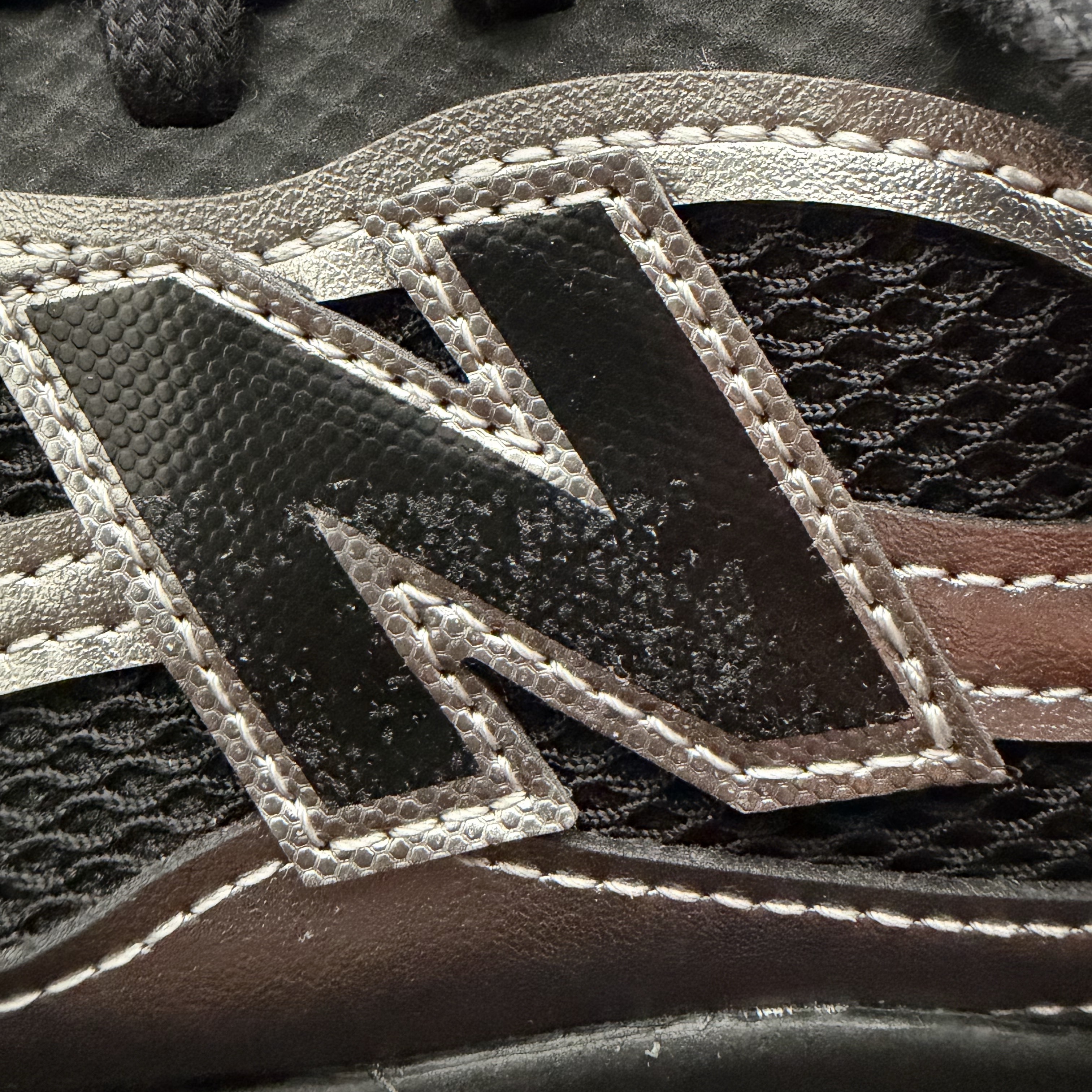 New Balance Fresh Foam Arishi v4 Black - 2E Wide 착용 스타일 - 1