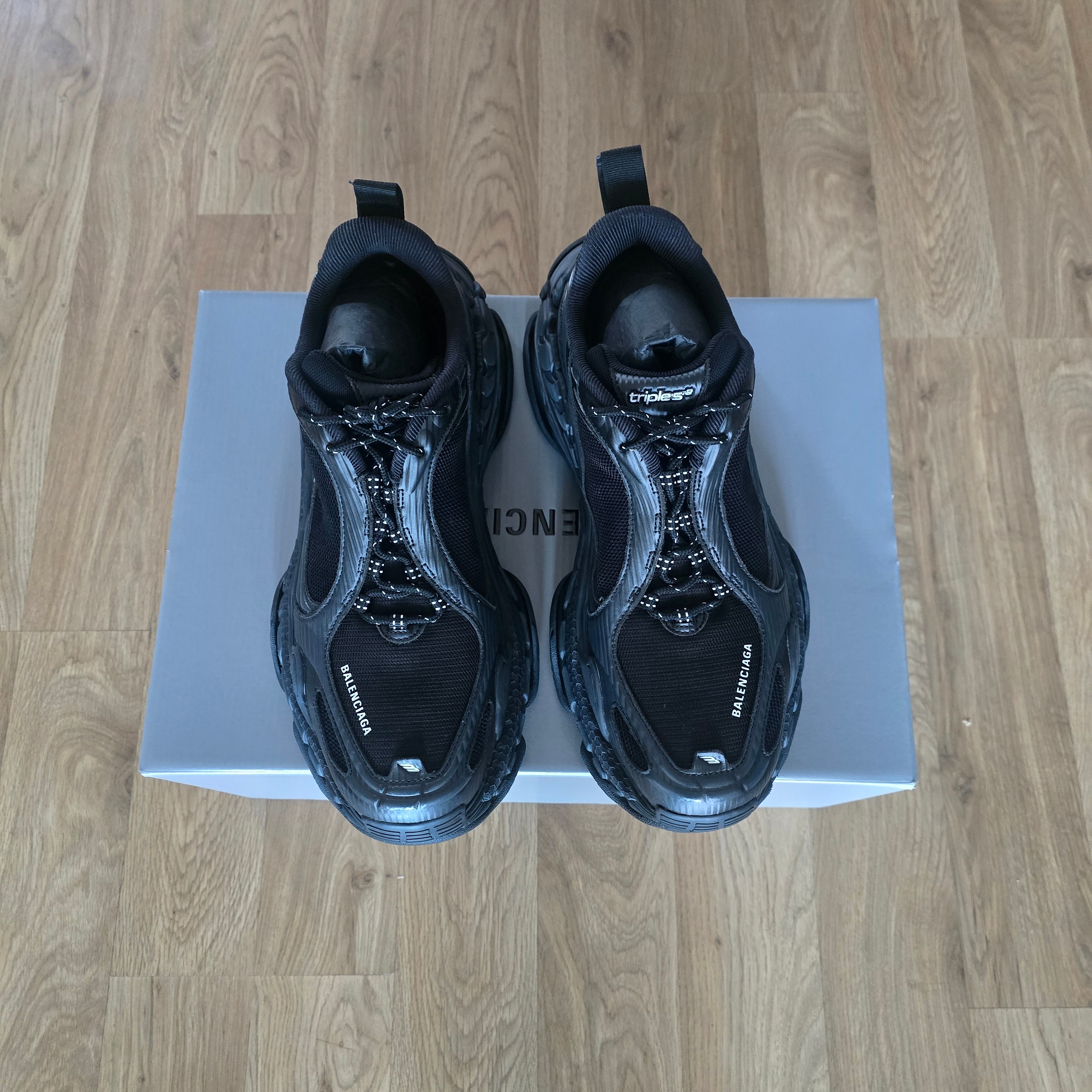 Balenciaga Triple S.2 Sneaker In Black Dark Grey 착용 스타일 - 2