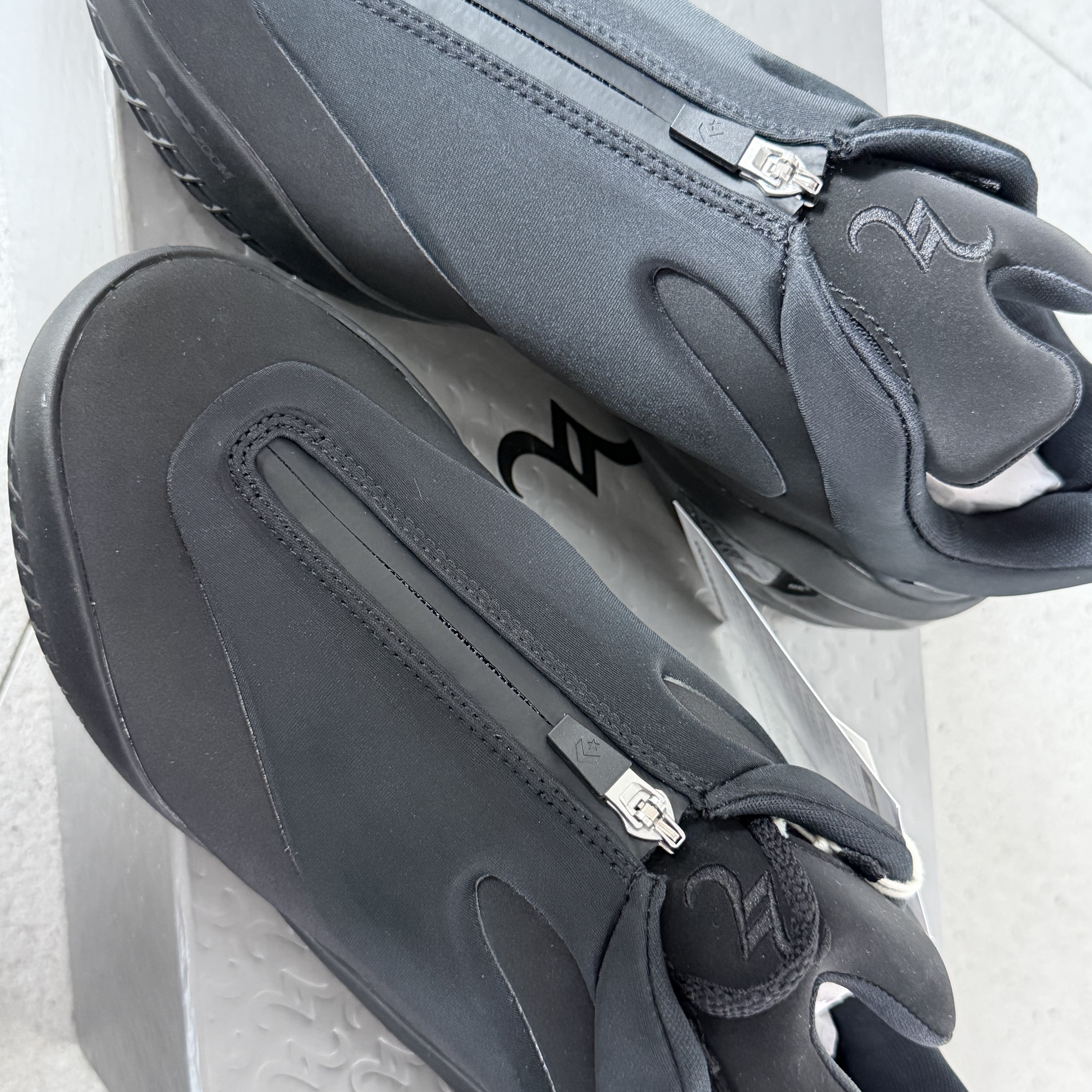 Converse x Shai 001 Charm Black 착용 스타일 - 2
