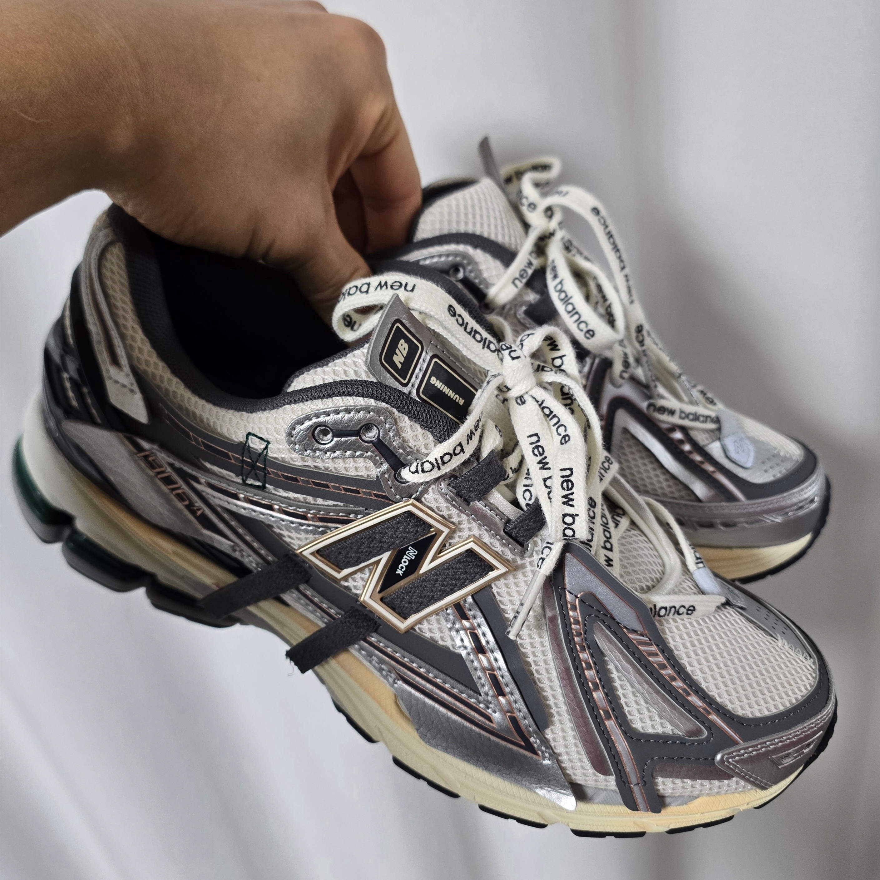 New Balance 1906A Silver Metallic Castlerock 착용 스타일 - 2