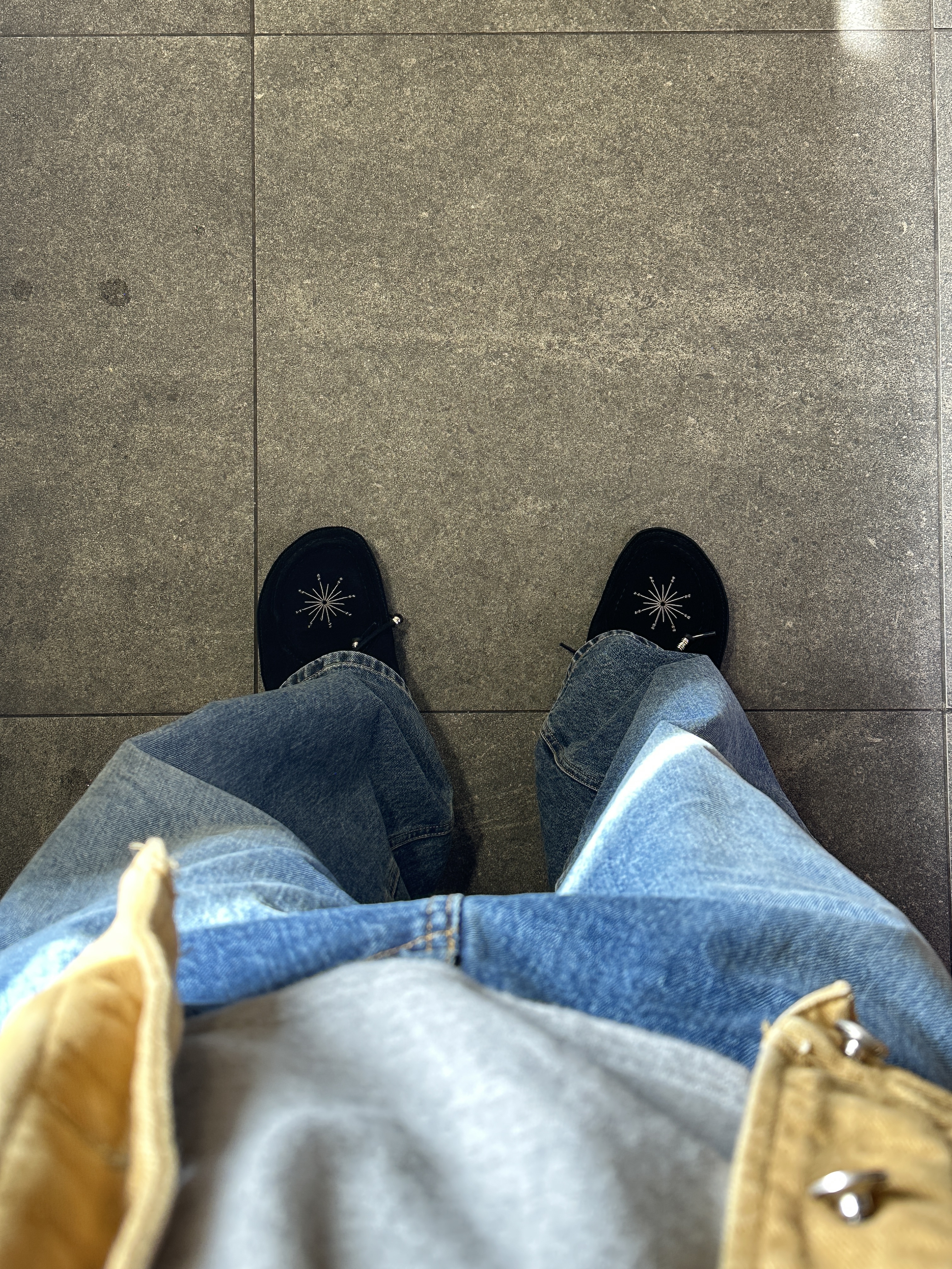Millo Archive X Negative Three Crescendo Desert Mule Black, Hatchingroom Wide Curve Jeans Washed Blue 착용 스타일