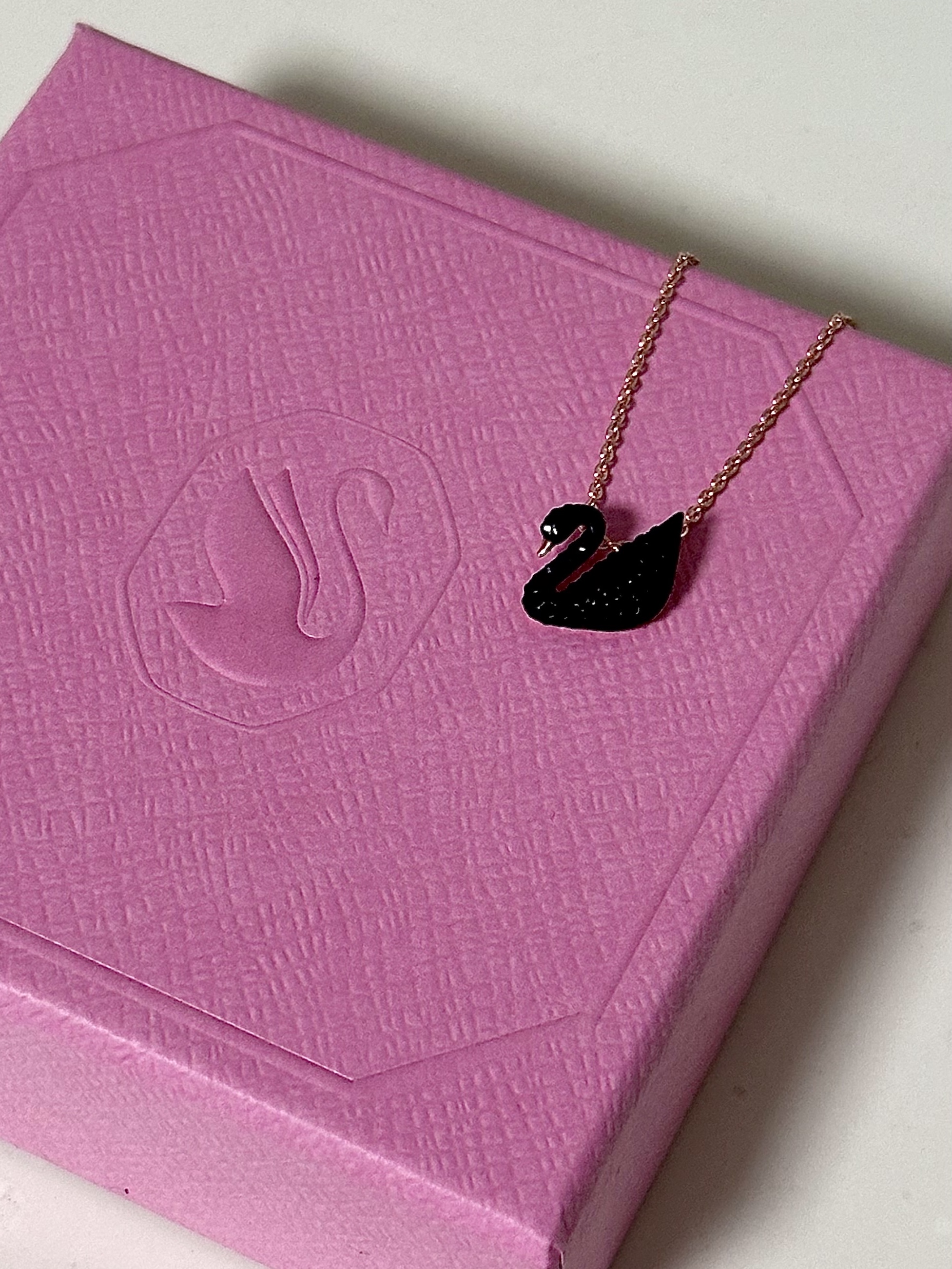 (W) Swarovski Iconic Swan Pendant Small Black Rose Gold Plated 착용 스타일