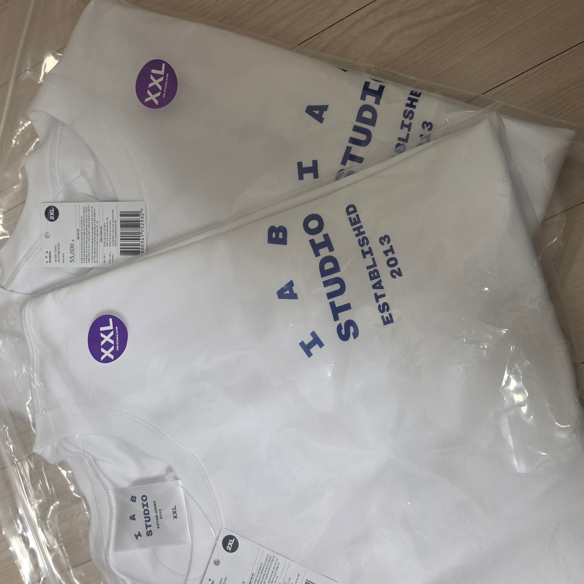 IAB Studio 26 IAB T-Shirt White Navy 착용 스타일 - 2