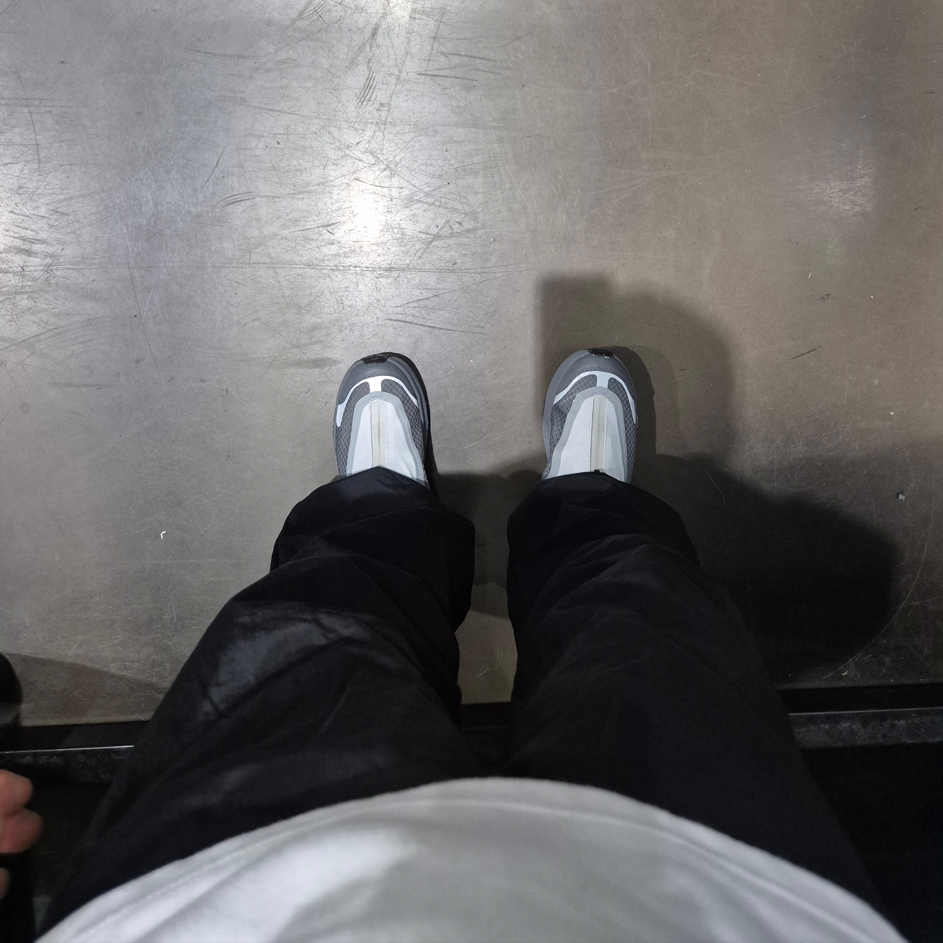 Hoka Project Transport Stardust Satellite Grey 착용 스타일