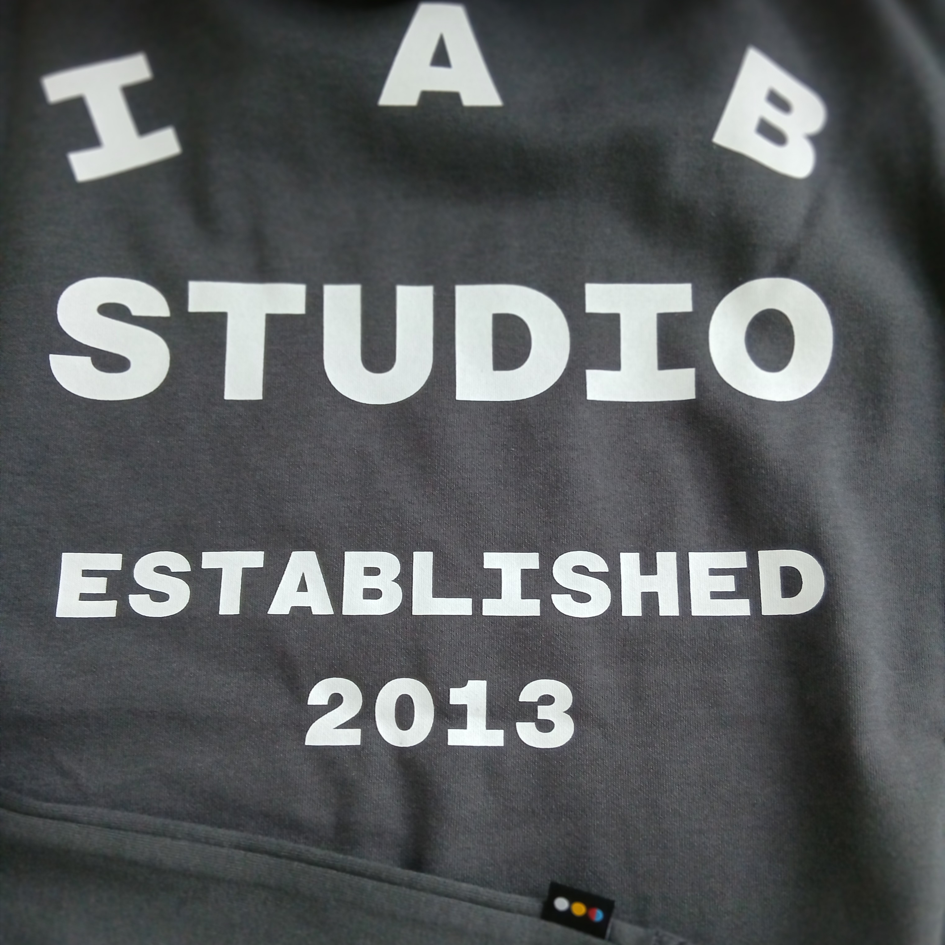 IAB Studio 26 IAB T-Shirt Charcoal White 착용 스타일 - 3