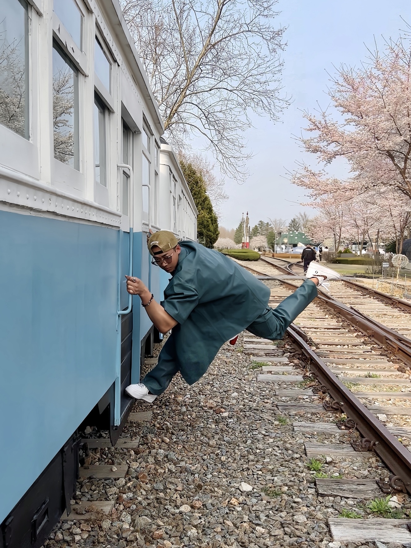 Supreme x Toy Machine Mesh Back 5-Panel Leopard - 24SS, Supreme Leather S/S Work Shirt Dusty Teal - 23FW 착용 스타일 - 1