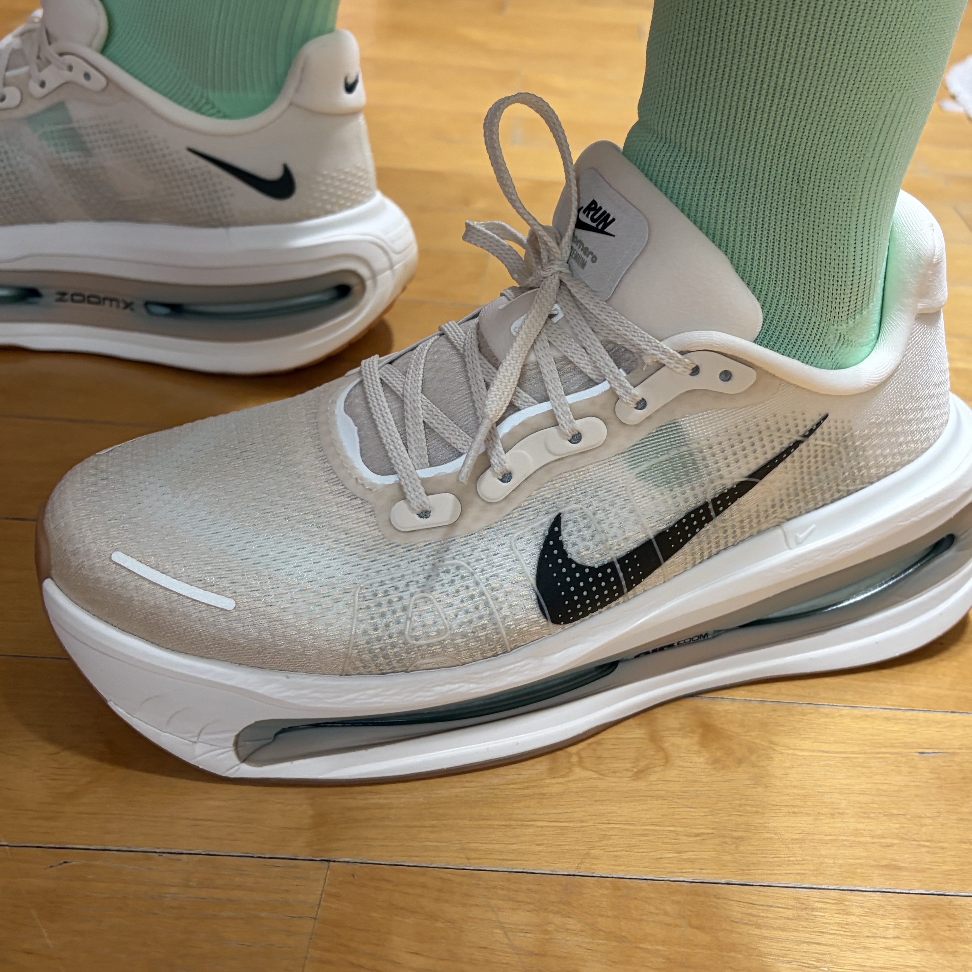 Nike Vomero Premium Pale Ivory Sand Drift 착용 스타일