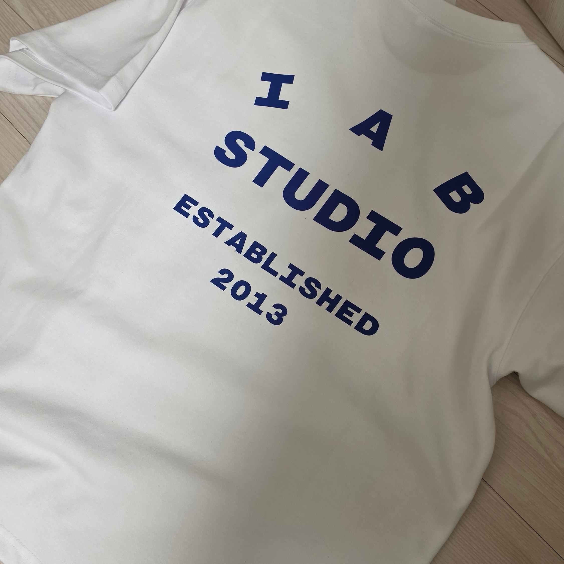 IAB Studio 26 IAB T-Shirt White Navy 착용 스타일 - 1