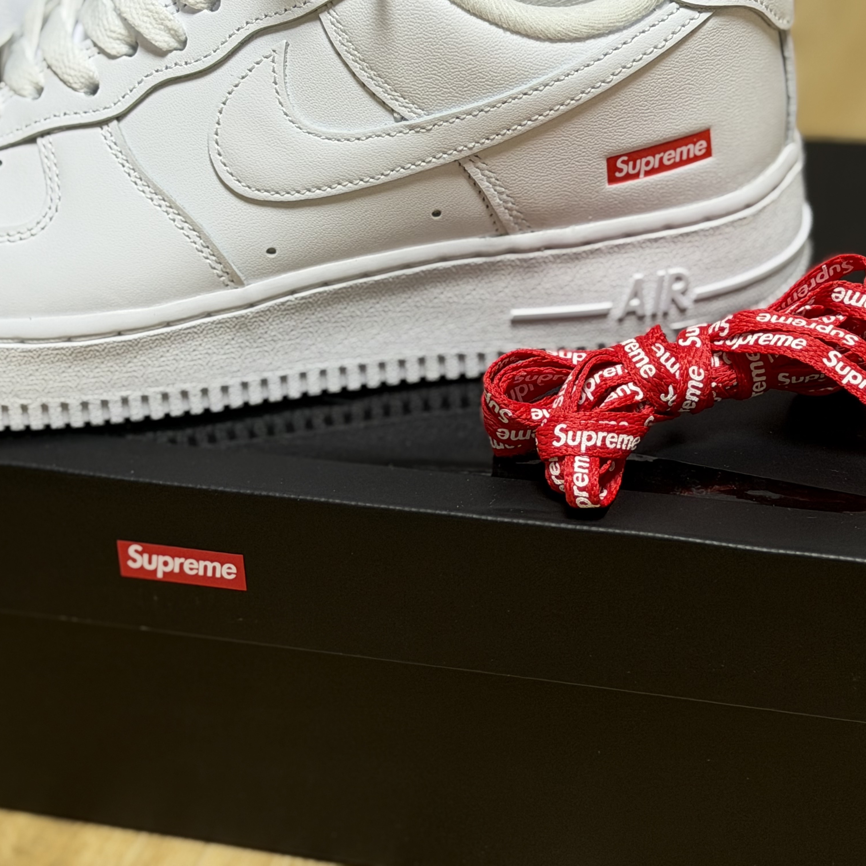 Nike x Supreme Air Force 1 Low White 착용 스타일 - 2