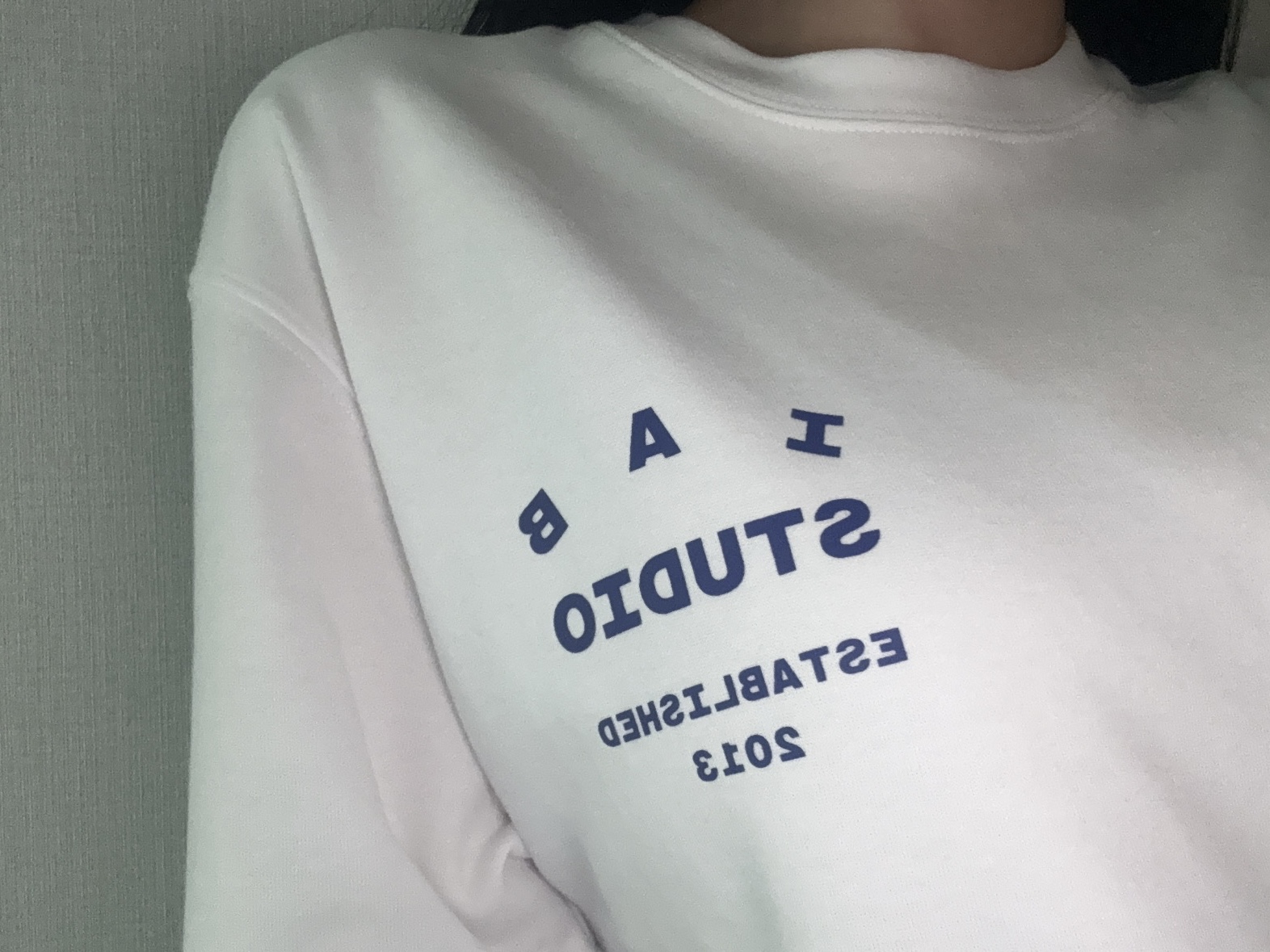 IAB Studio 26 IAB T-Shirt White Navy 착용 스타일 - 2