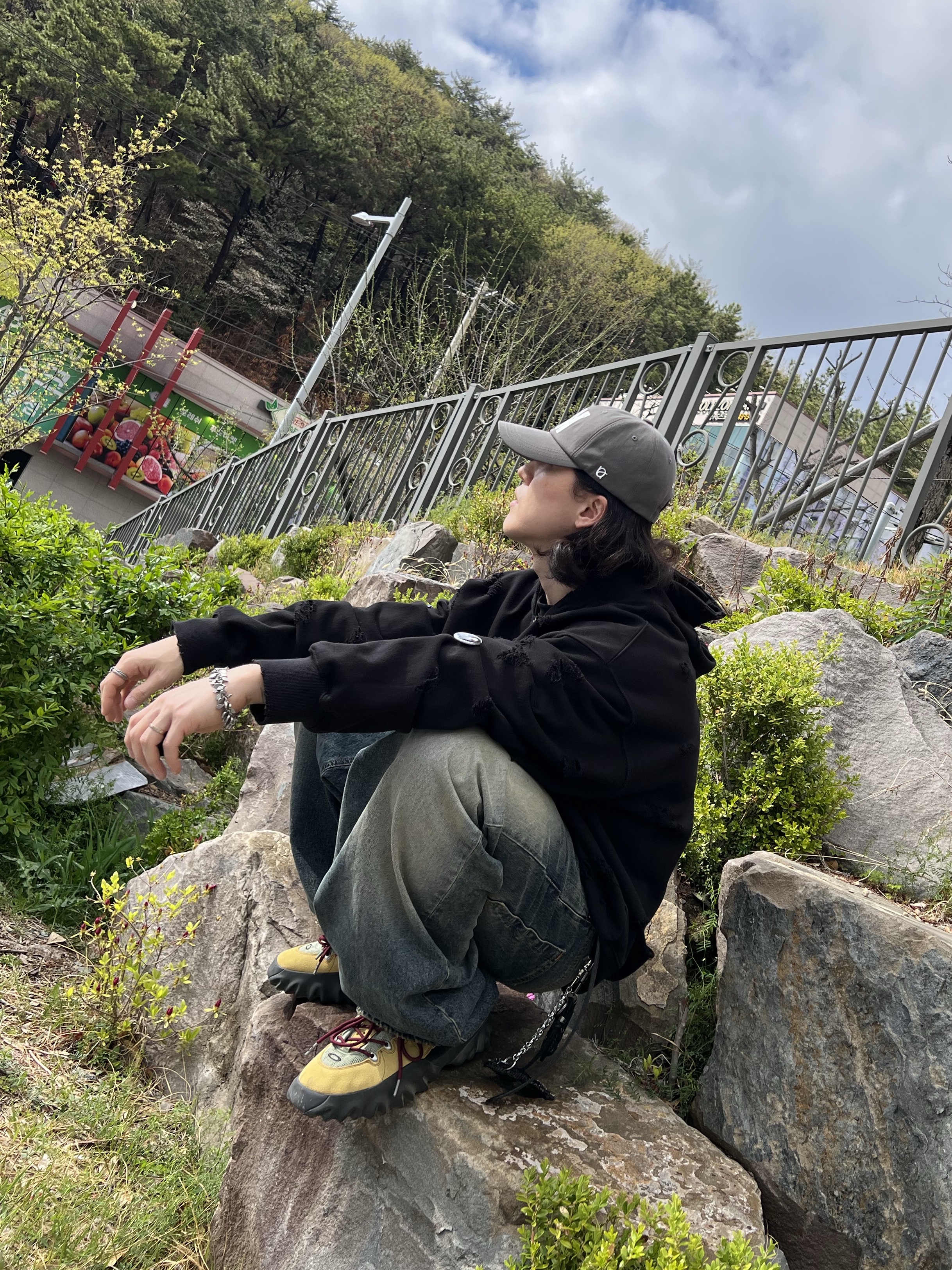 Undermycar Mu.26 Anti Fxxking Logo Play Brush Washed Wide Jeans Oil Blue, Undermycar Otter Oversized Damage-Washed Hood Zip-Up Sepia - 22FW 착용 스타일 - 8