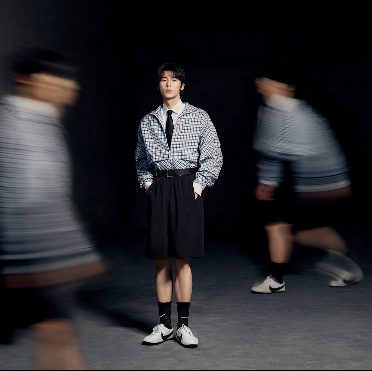 (W) Nike Moon Shoe Soft Pearl and Black 착용 스타일 - 3